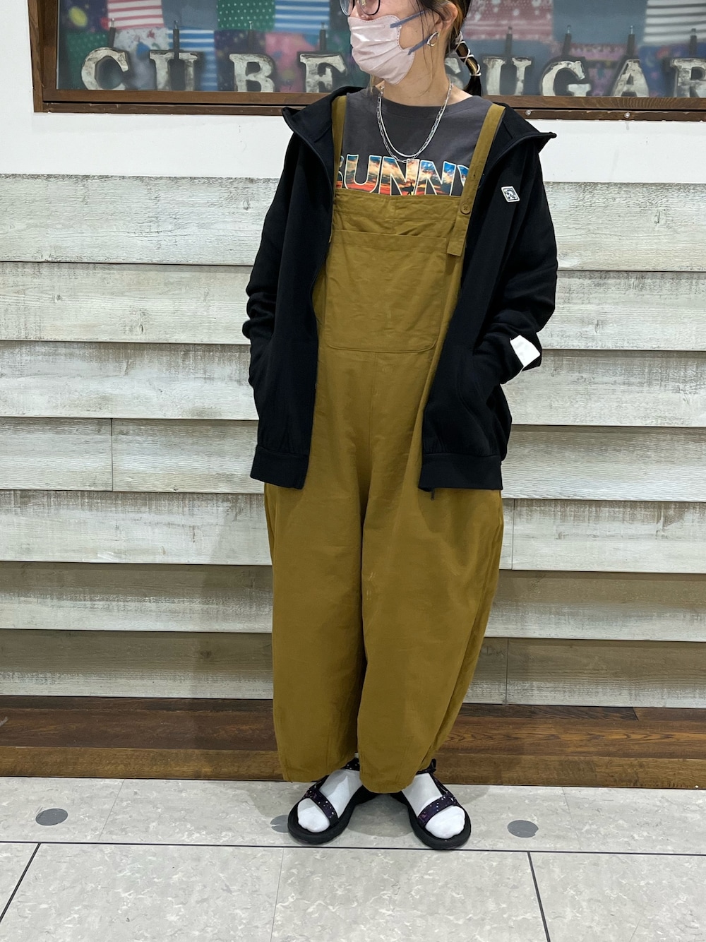 「サロペット、Tシャツ、パーカー、紫外線対策、UVカット、夏だ！Tシャツ着よう！、エアコン対策、キューブシュガー」｜「CUBE SUGARのインクジェットロゴプリントTシャツ（Tシャツ/カットソー、ブラック系）」を使った、CUBE SUGAR 近江八幡店さん（レディース・158cm）の夏コーディネートの1枚目の写真