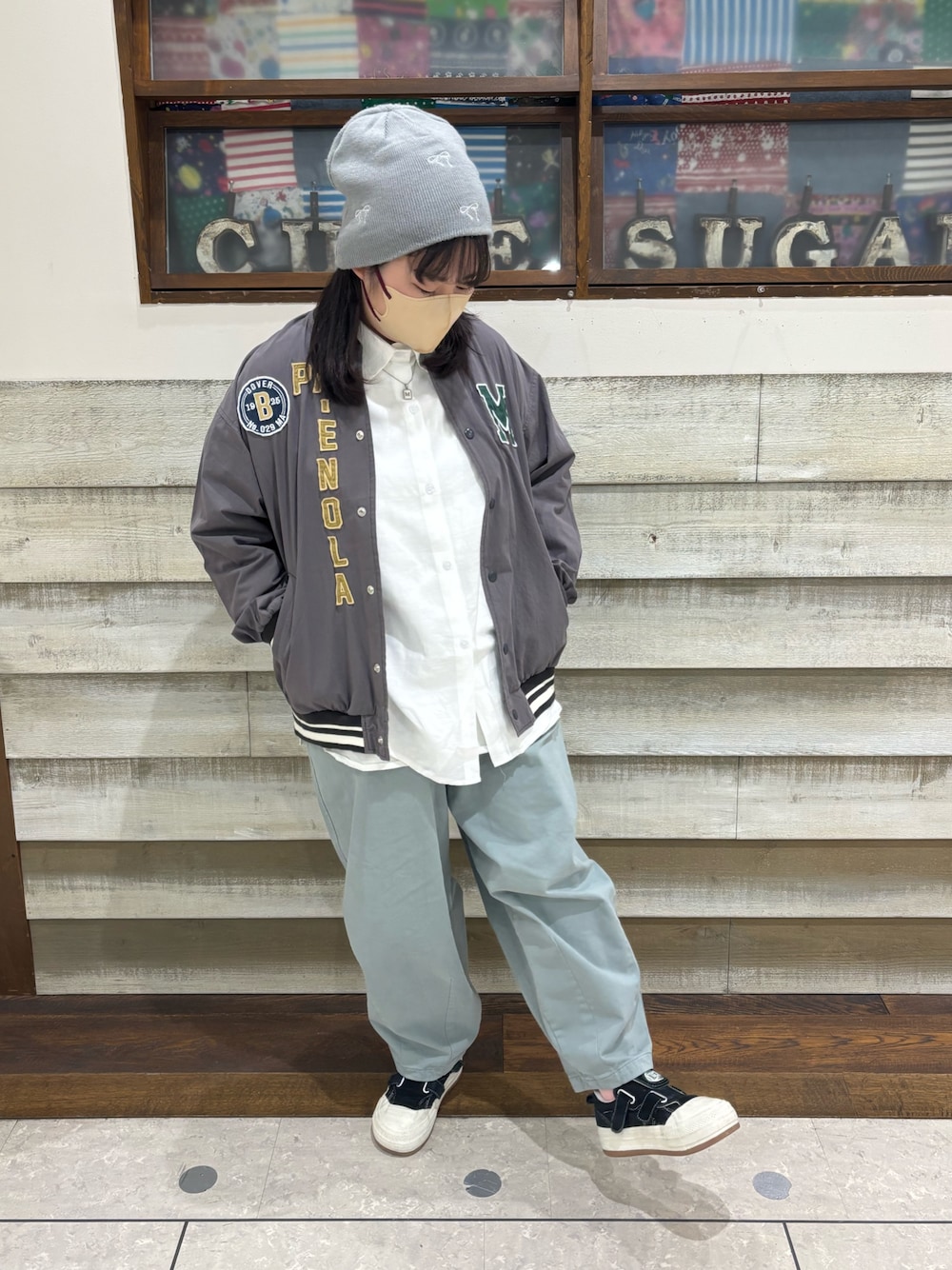 「CUBE SUGAR、キューブシュガー、カジュアルコーデ、シャツ、シャツスタイル、シャツコーデ、春コーデ、アメカジ、アメカジコーデ」｜「CUBE SUGARの微起毛ツイルらくゆるっとパンツ（その他パンツ、グリーン系）」を使った、CUBE SUGAR 近江八幡店さん（レディース・156cm）の春コーディネートの1枚目の写真