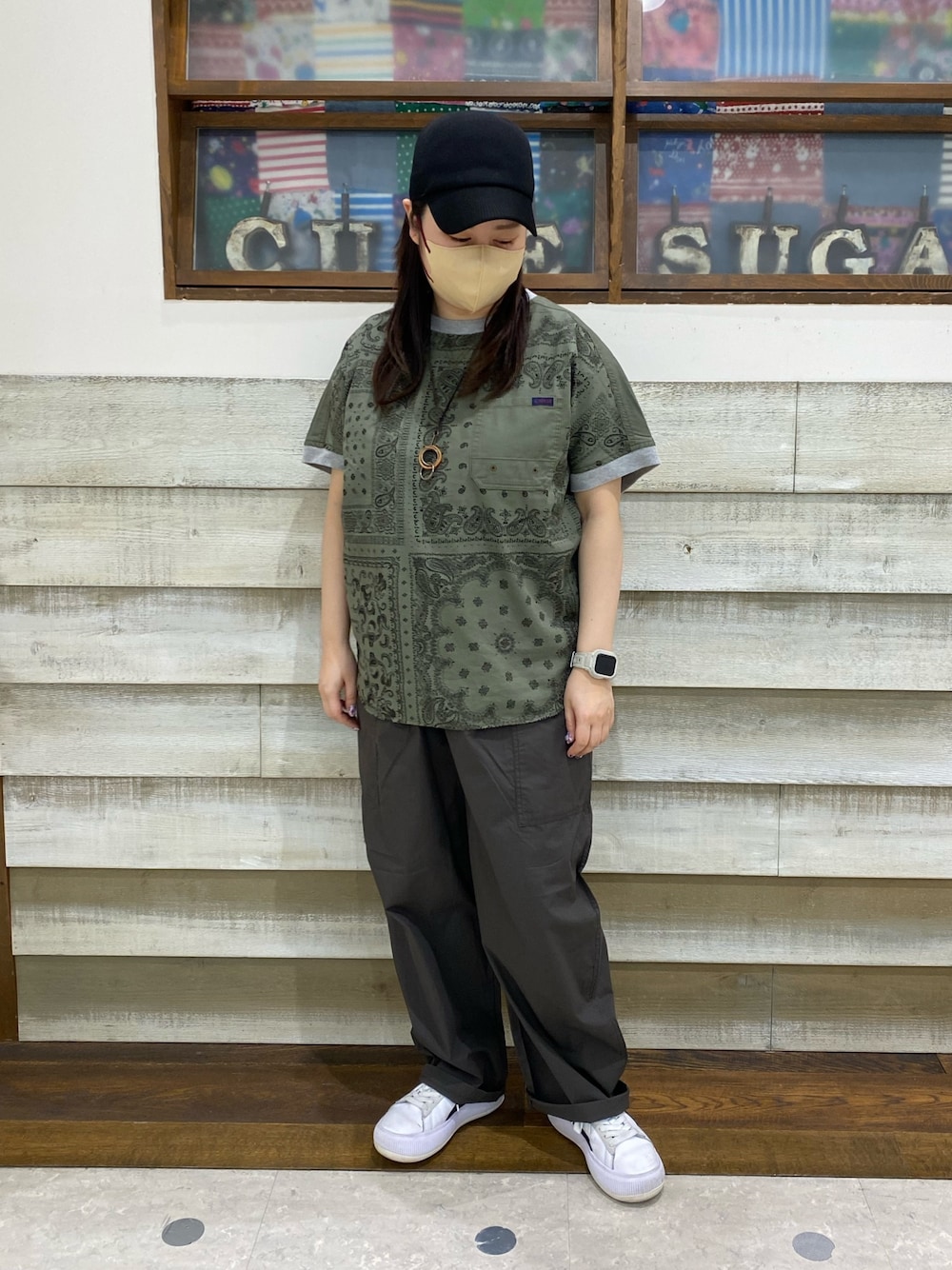 「CUBE SUGAR、ペイズリー、綿パンツ、カーゴパンツ、ストレートパンツ、ブラウス、カジュアル、大人カジュアル、アメカジ」｜「CUBE SUGARのコットンポプリンサイドポケットバルーンパンツ（その他パンツ、ブラック系）」を使った、CUBE SUGAR 近江八幡店さん（レディース・156cm）の春コーディネートの1枚目の写真