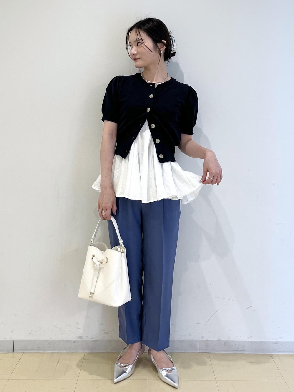 「羽織り、カーデ、クルーネック、パフスリーブ、テーパードパンツ、テーパード、パンツコーデ、ブルーコーデ、チュニックシャツ、チュニックブラウス、フレアブラウス、スキッパー、スキッパーシャツ、スキッパーブラウス、白ブラウス」｜「VISの【累計10,000点突破】【2WAY】ハートカットバッグ（ショルダーバッグ、ホワイト系）」を使った、ik18さん（レディース・158cm）の夏コーディネートの1枚目の写真