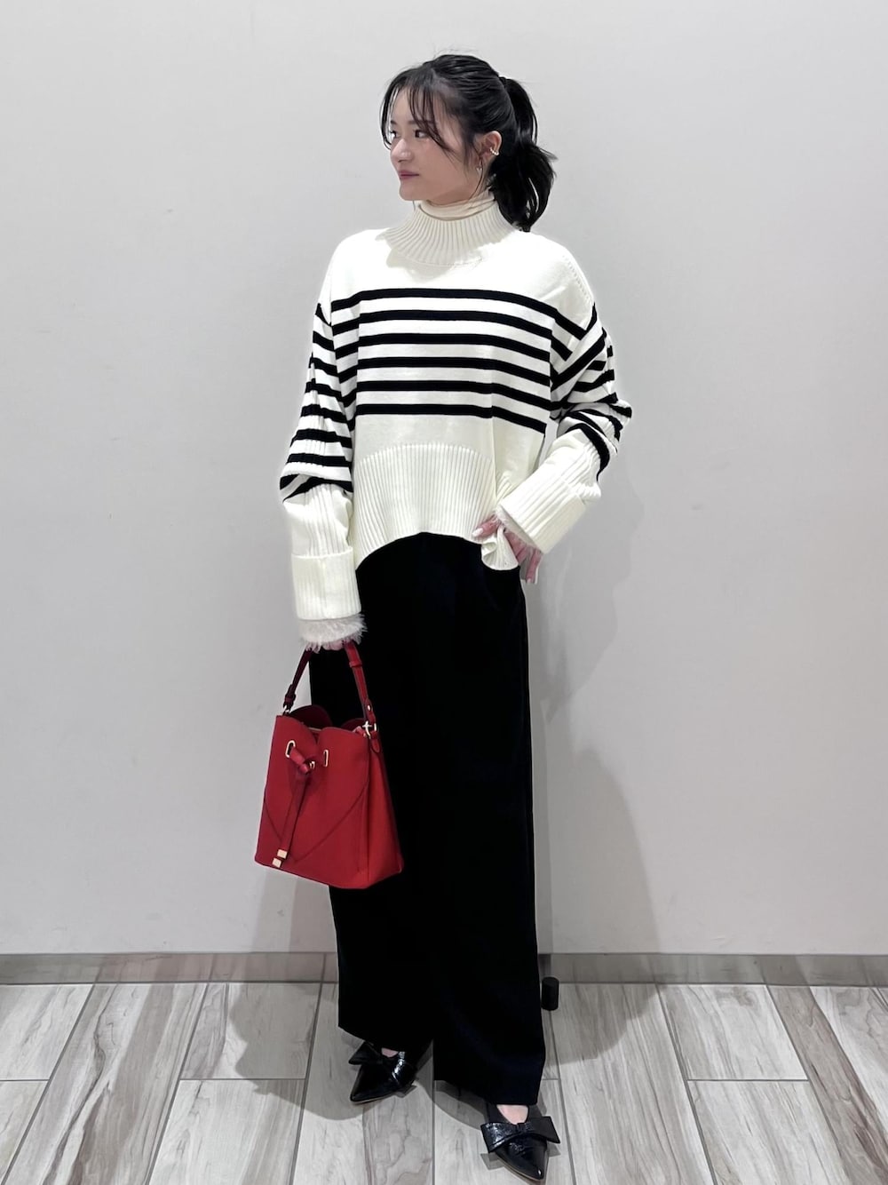 ブラック系のパンプス、ホワイト系のニット/セーター、ホワイト系のニット/セーターを着用したレディースの冬コーディネートの1枚目の写真