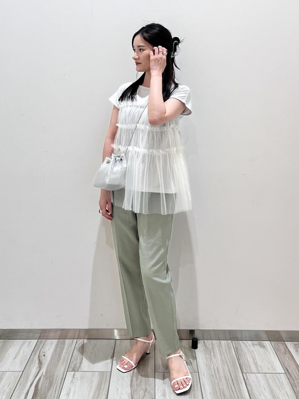 「24SS夏の新作、リラックス、リラックスパンツ、パンツコーデ、テーパード、冷感、センタープレス、ブルベ、骨格ウェーブ、夏コーデ、デートコーデ、大人カジュアル、VIS、ウェーブ、ブルべ夏」｜「VISのリネンライクリラックステーパードパンツ【接触冷感・洗える】【低身長～高身長】（スラックス、グリーン系）」を使った、ik18さん（レディース・158cm）の夏コーディネートの1枚目の写真