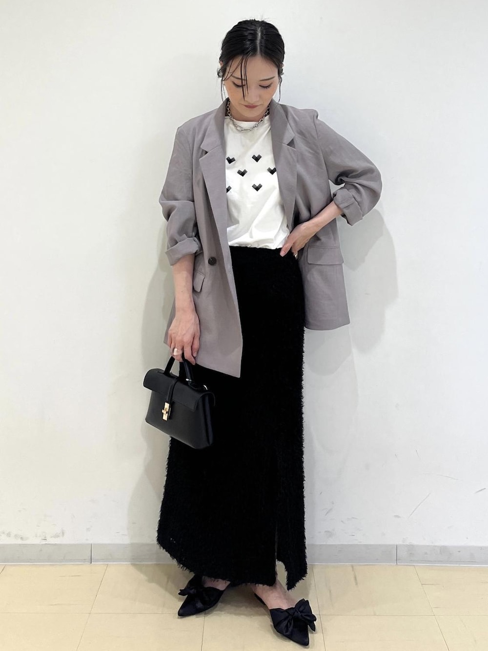 ホワイト系のTシャツ/カットソー、グレー系のテーラードジャケット、ブラック系のサンダルを着用したレディースの夏コーディネートの1枚目の写真