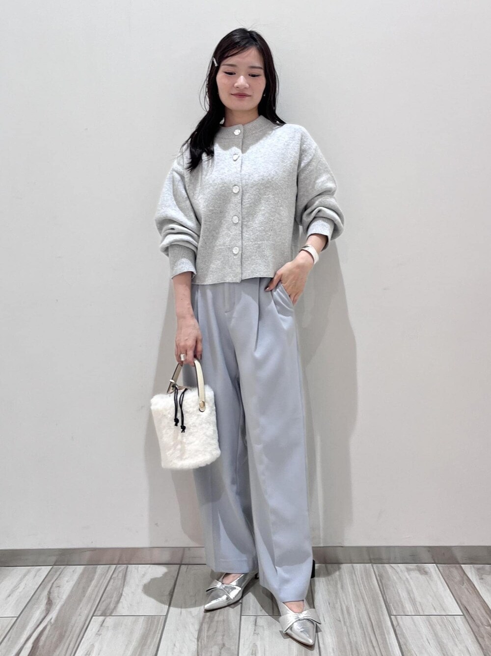 シルバー系のパンプス、ホワイト系のショルダーバッグ、グレー系のカーディガン/ボレロを着用したレディースの秋コーディネートの1枚目の写真