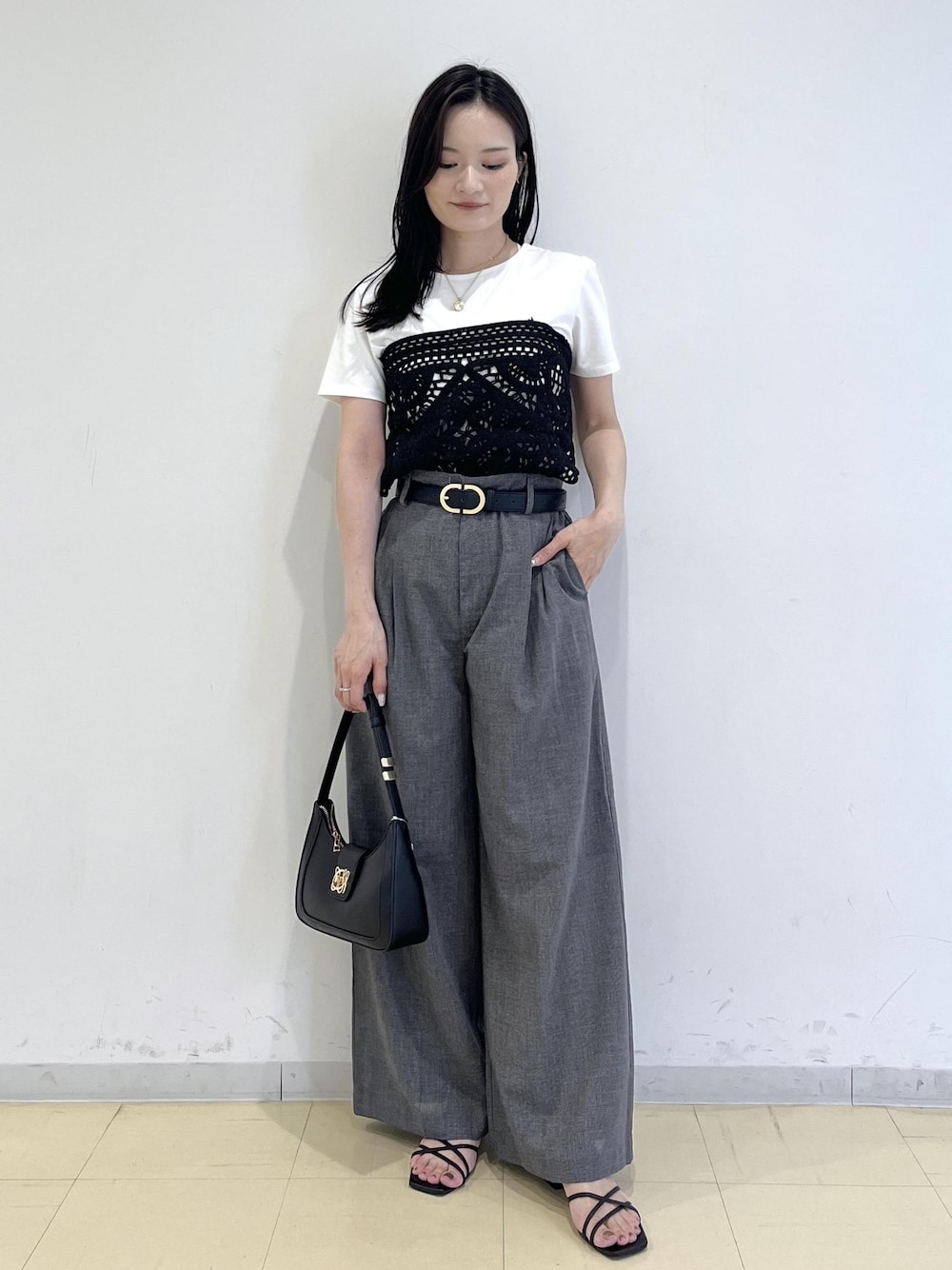 ブラック系のショルダーバッグ、ホワイト系のTシャツ/カットソー、ブラック系のその他パンツを着用したレディースの夏コーディネートの1枚目の写真