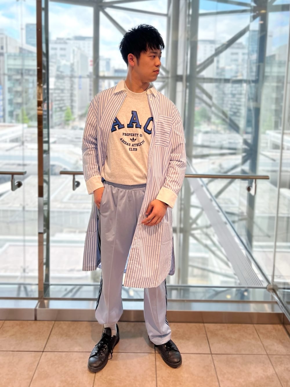 「ビッグシルエット、オーバーサイズ、休日スタイル、ストライプシャツ、リラックススタイル、シャツスタイル、夏コーデ、メンズファッション、初夏コーデ、シャツ好き集まれ」｜「adidasのプレミアム エッセンシャルズ ポプリン シャツワンピース / アディダスオリジナルス adidas Originals（ワンピース、ホワイト系）」を使った、HSさん（メンズ・186cm）の春コーディネートの1枚目の写真