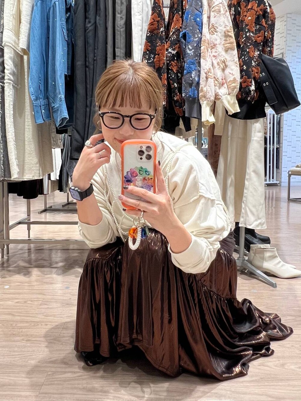 「体型カバー、着痩せ・細見え、カジュアル、ママコーデ、大人女子カジュアル_LOWRYS FARM、シンプルネイル、シンプルコーデ、大人カジュアル」｜「LOWRYS FARMのビーズロングビスチェ　121479（ベスト、ホワイト系）」を使った、m.pocさん（レディース・160cm）の秋コーディネートの1枚目の写真