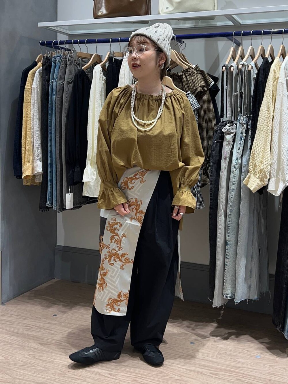 「カジュアル、シンプルコーデ、体型カバー、着痩せ・細見え、ママコーデ、大人女子カジュアル_LOWRYS FARM、シンプルネイル、大人カジュアル」｜「LOWRYS FARMのパールタレンネックレス　249411（ネックレス、ベージュ系）」を使った、m.pocさん（レディース・160cm）の冬コーディネートの1枚目の写真