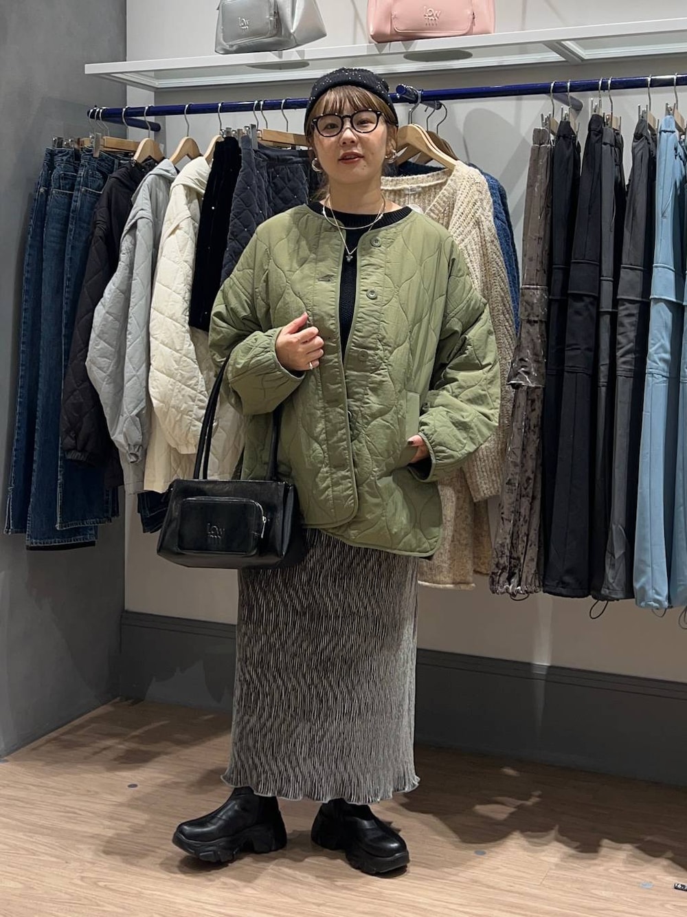 「大人女子カジュアル_LOWRYS FARM、シンプルネイル、シンプルコーデ、大人カジュアル、体型カバー、着痩せ・細見え、カジュアル、ママコーデ」｜「LOWRYS FARMのキルティングブルゾン 116441（ブルゾン、グリーン系）」を使った、m.pocさん（レディース・160cm）の秋コーディネートの1枚目の写真