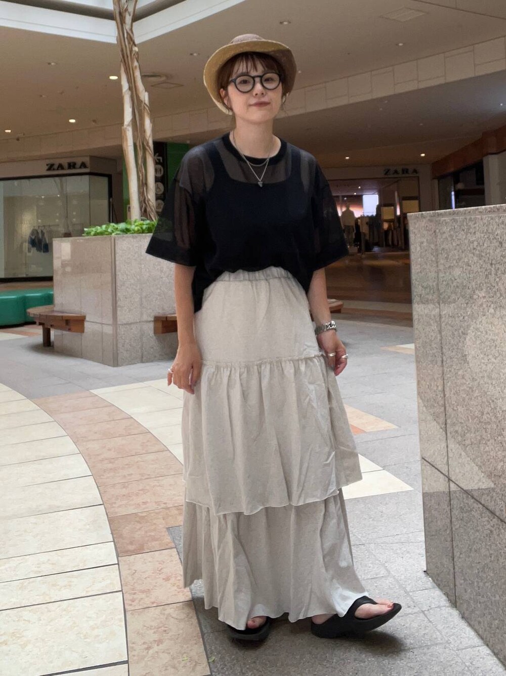「大人カジュアル、体型カバー、着痩せ・細見え、カジュアル、ママコーデ、大人女子カジュアル_LOWRYS FARM、シンプルネイル、シンプルコーデ」｜「LOWRYS FARMのシアーニットＰＯＳＳ 128812（Tシャツ/カットソー、ブラック系）」を使った、m.pocさん（レディース・160cm）の夏コーディネートの1枚目の写真