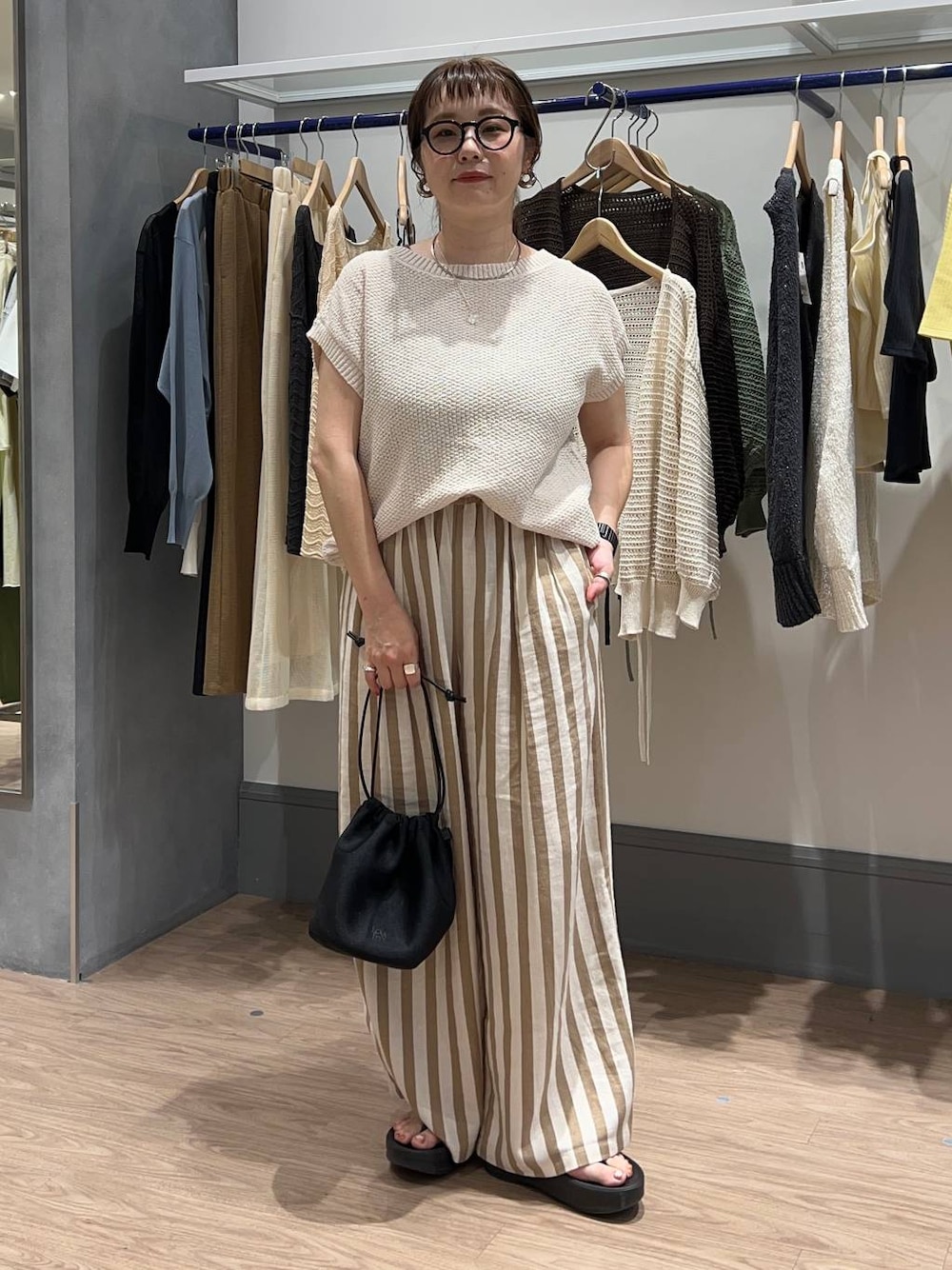「体型カバー、着痩せ・細見え、カジュアル、ママコーデ、大人女子カジュアル_LOWRYS FARM、シンプルネイル、シンプルコーデ、大人カジュアル」｜「LOWRYS FARMのステンレスフープチョーカー 127295（チョーカー、シルバー系）」を使った、m.pocさん（レディース・160cm）の春コーディネートの1枚目の写真