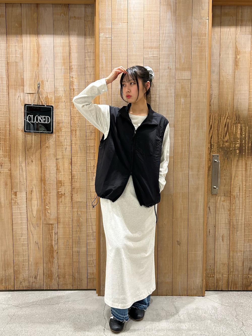 「春色、お出かけスタイル、リラックススタイル、レイヤードスタイル、花見、スニーカー、お花見コーデ、春服、キレイめコーデ、カジュアルガーリー、デニム、大人かわいい、キレイめ」｜「CIAOPANIC TYPYの【ユニセックス】撥水ドロストナイロンベスト（ベスト、ブラック系）」を使った、まほさん（レディース・165cm）の春コーディネートの1枚目の写真