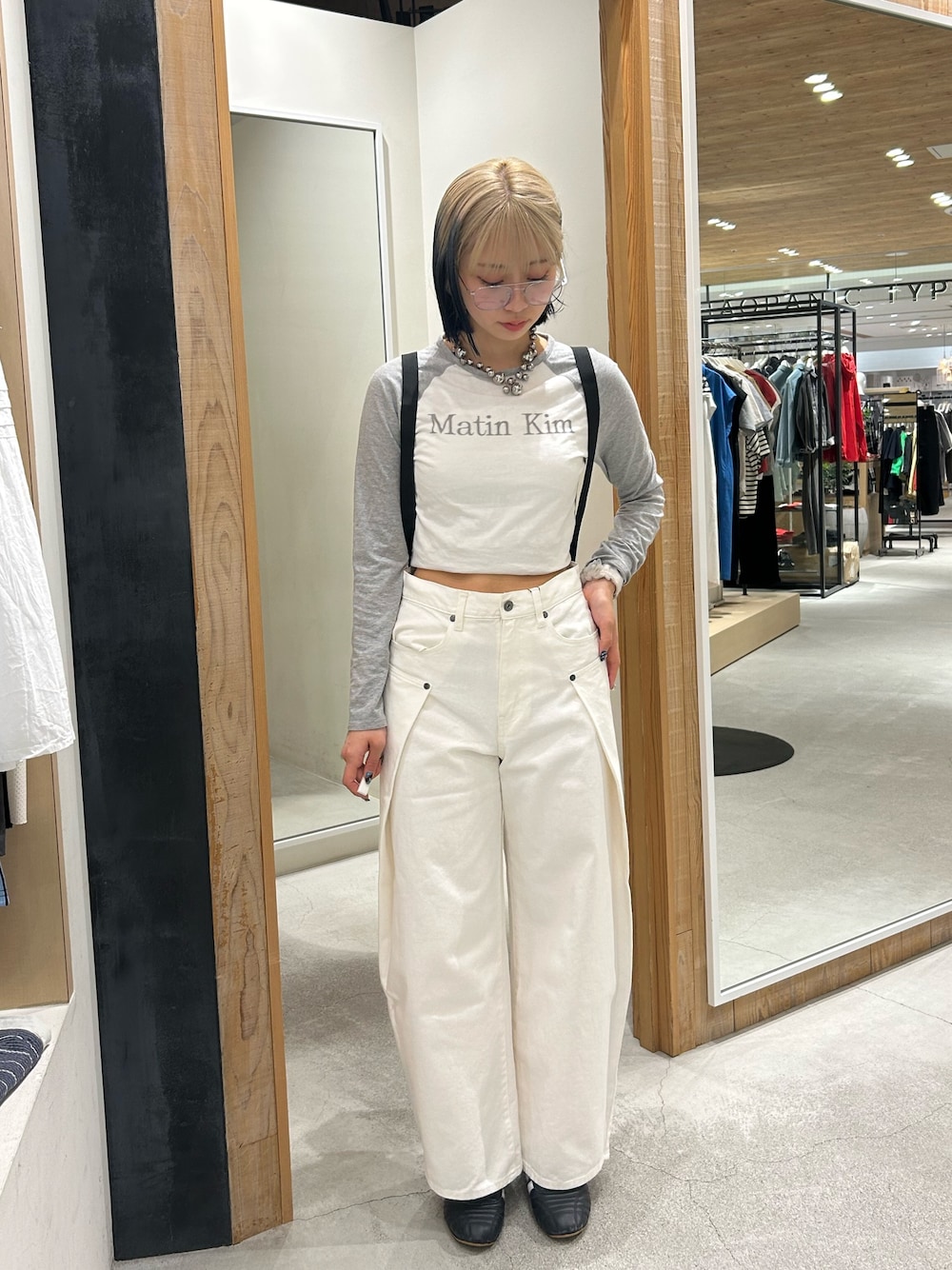 「スポーツミックス、白Tシャツ、初夏コーデ、夏ファッション、大人カジュアルコーデ、オトナカワイイ、ラフコーデ、リラックススタイル、夏、ootd、夏コーデ、着回しコーデ、デニムコーデ、韓国ファッション」｜「CIAOPANIC TYPYの【UNISEX】タックデザインワイドデニム（デニムパンツ、ホワイト系）」を使った、まほさん（レディース・165cm）の夏コーディネートの1枚目の写真