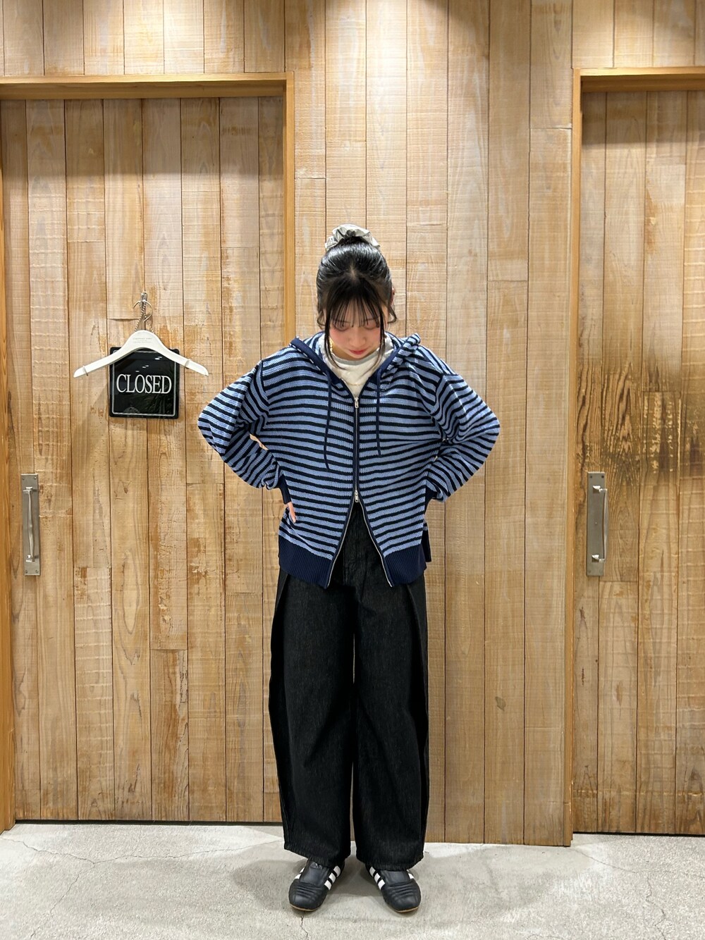 「春色、お出かけスタイル、リラックススタイル、花見、春服、デニム、フーディー、ブラック」｜「CIAOPANIC TYPYの【UNISEX】麻タッチボーダーメッシュパーカー（パーカー、ブルー系）」を使った、まほさん（レディース・165cm）の春コーディネートの1枚目の写真