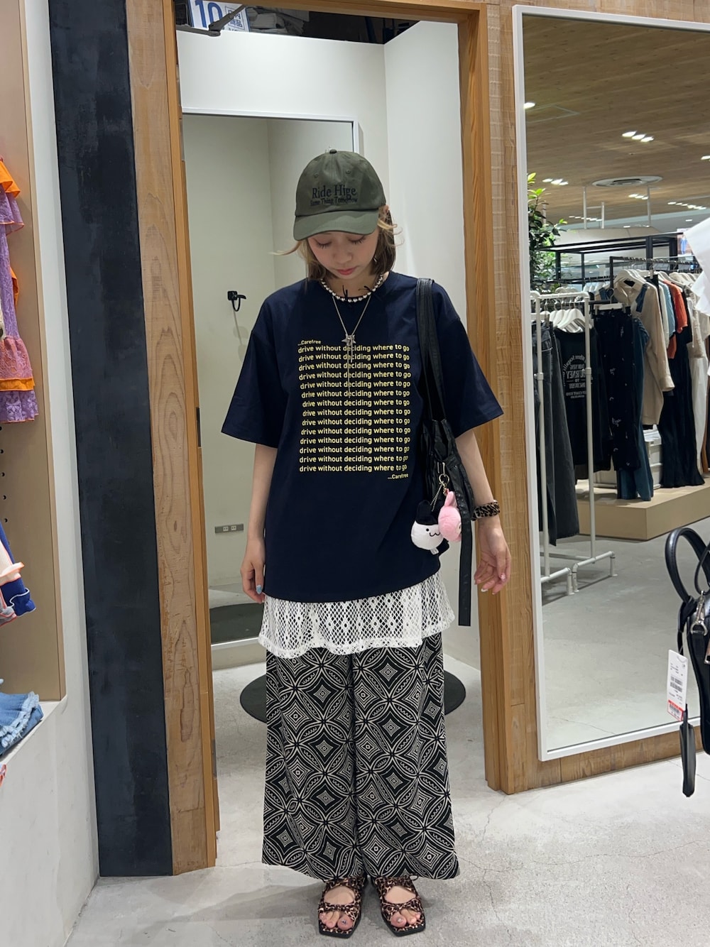 「夏服コーデ、シンプルスタイル、パンツコーデ、おでかけコーデ、ゆるコーデ、ワントーンコーデ、カジュアルコーデ、お洒落さんとつながりたい、高身長コーデ、ラクチンコーデ、パンツスタイル」｜「CIAOPANIC TYPYの【UNISEX】【全12色展開】メッセージプリント半袖Tee（Tシャツ/カットソー、ブルー系）」を使った、まほさん（レディース・165cm）の夏コーディネートの1枚目の写真