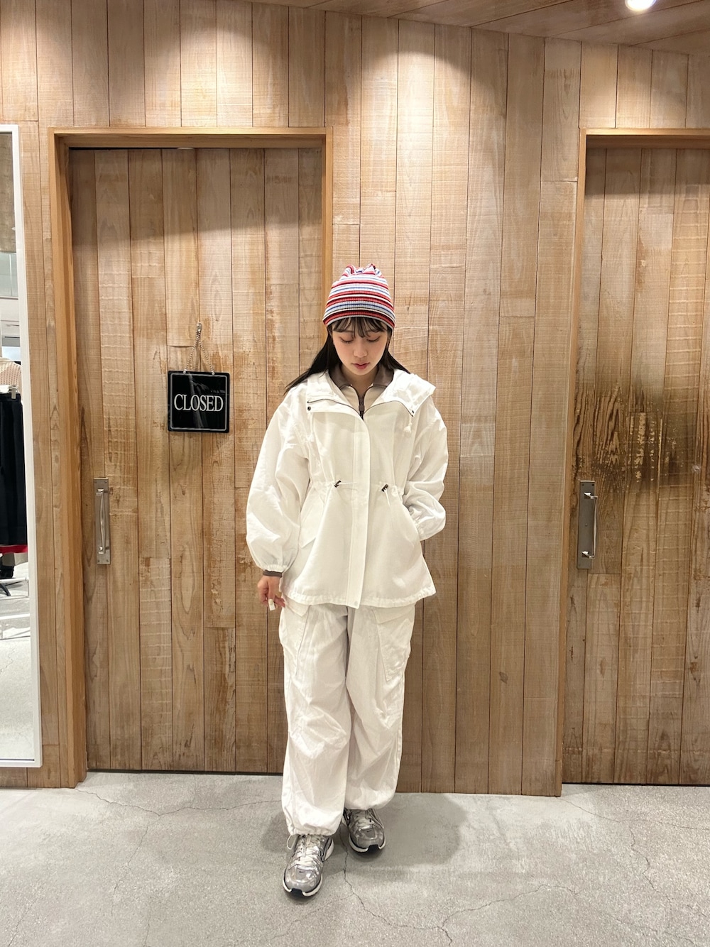 「ワイドパンツ、韓国ファッション、シンプルスタイル、キレイめコーデ、春服コーデ、オトナ女子、プチプラ、カジュアルスタイル、きれいめコーデ、帽子、ootd」｜「CIAOPANIC TYPYのシアーモッズボリュームスリーブミドルコート（モッズコート、ホワイト系）」を使った、まほさん（レディース・165cm）の春コーディネートの1枚目の写真