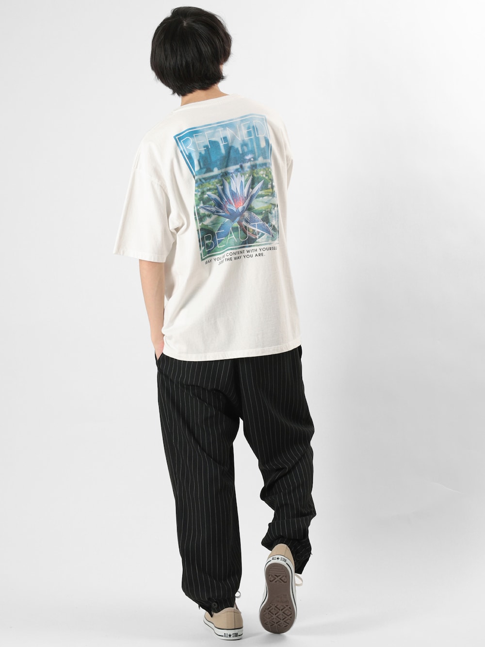 ホワイト系のTシャツ/カットソーを着用したメンズの夏コーディネートの1枚目の写真