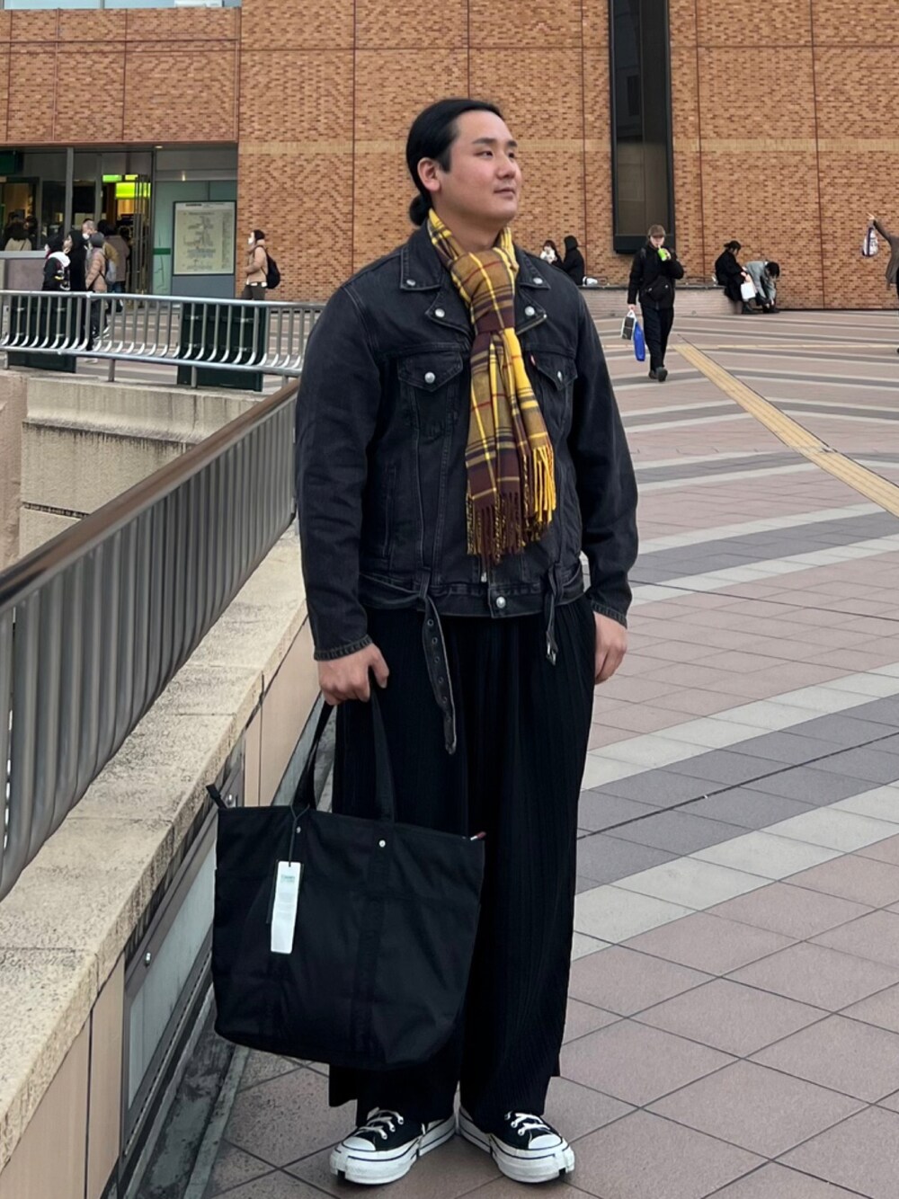 「お出かけコーデ、冬アウター、シンプル、休日コーデ、お洒落さんとつながりたい、おでかけコーデ、ポイントカラー、ブラック、秋コーデ、マフラーぐるぐる、オーバーサイズ、ジャケット、オトナカジュアル、着回しコーデ、黒」｜「estaaのアイテム（マフラー、その他）」を使った、Hung’s’tyleさん（メンズ・180cm）の冬コーディネートの1枚目の写真