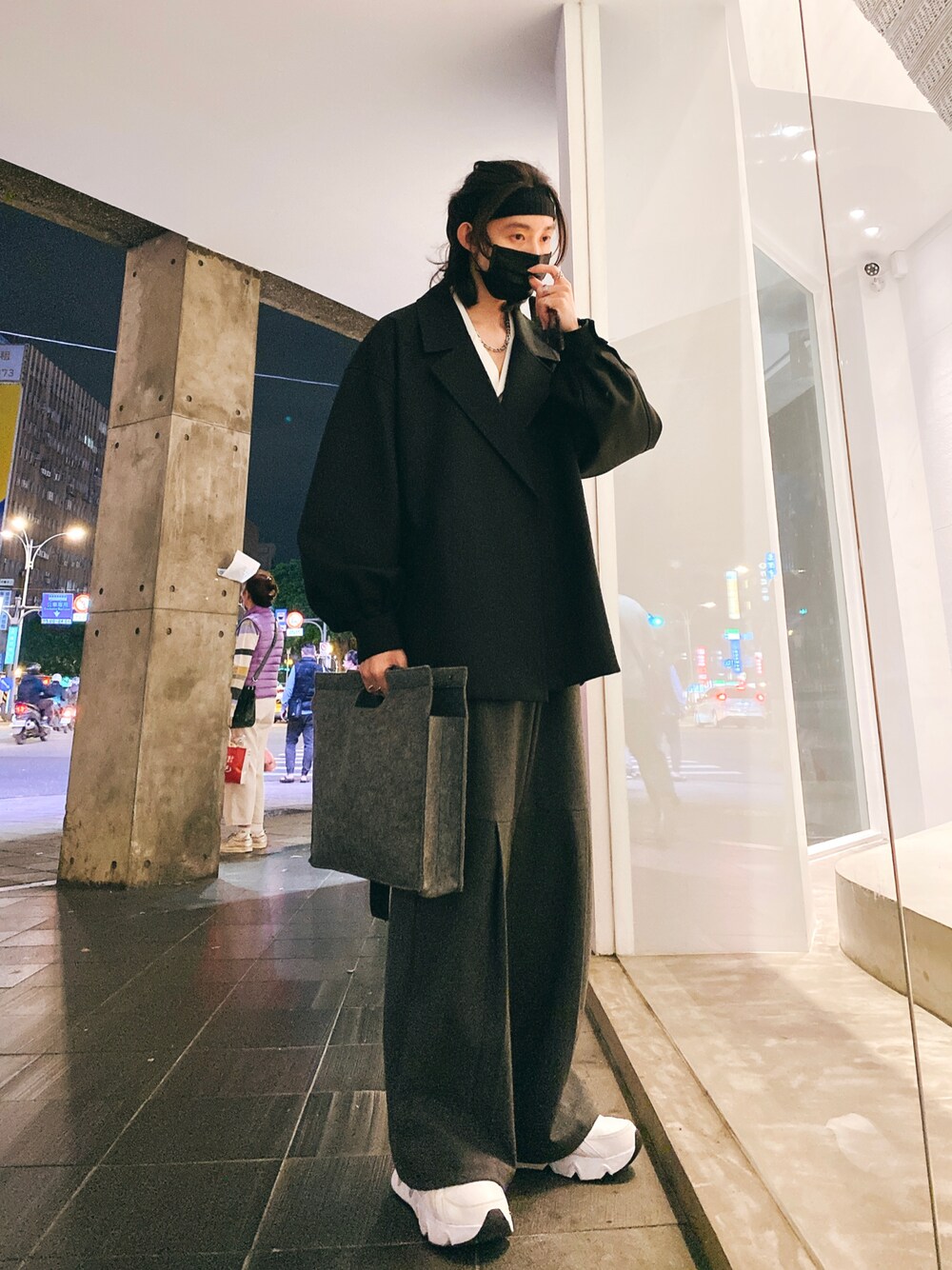「black、black and white、韓系、ootd、ootdtw、コーディネート、お洒落さんとつながりたい、おしゃれ、黑白搭配、oversize、日系極簡、寬鬆、日系极简、ootdfashion、offshoulder」｜「NIKEのアイテム（スニーカー、ベージュ系）」を使った、StakyRedさん（メンズ・170cm）の春コーディネートの1枚目の写真