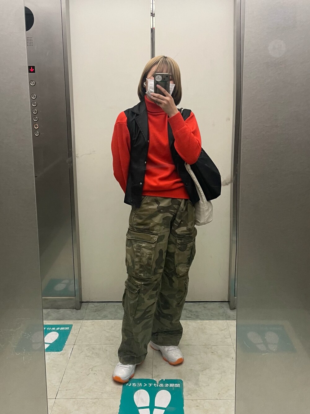 「古着のアイテム（カーゴパンツ、グリーン系）」を使った、Sharonさん（レディース・162cm）の秋コーディネートの1枚目の写真