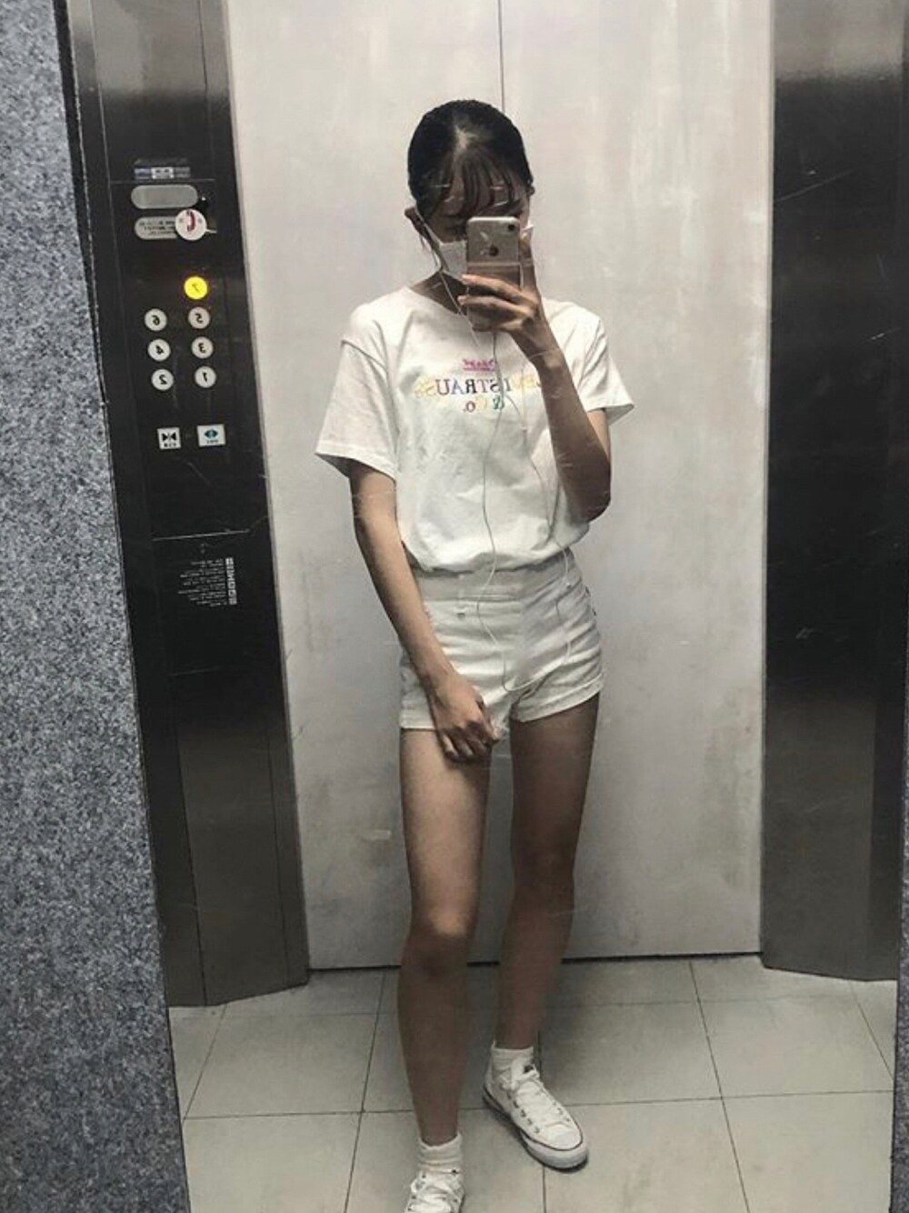 「Levi'sのアイテム（Tシャツ/カットソー、ホワイト系）」を使った、Sharonさん（レディース・162cm）の秋コーディネートの1枚目の写真