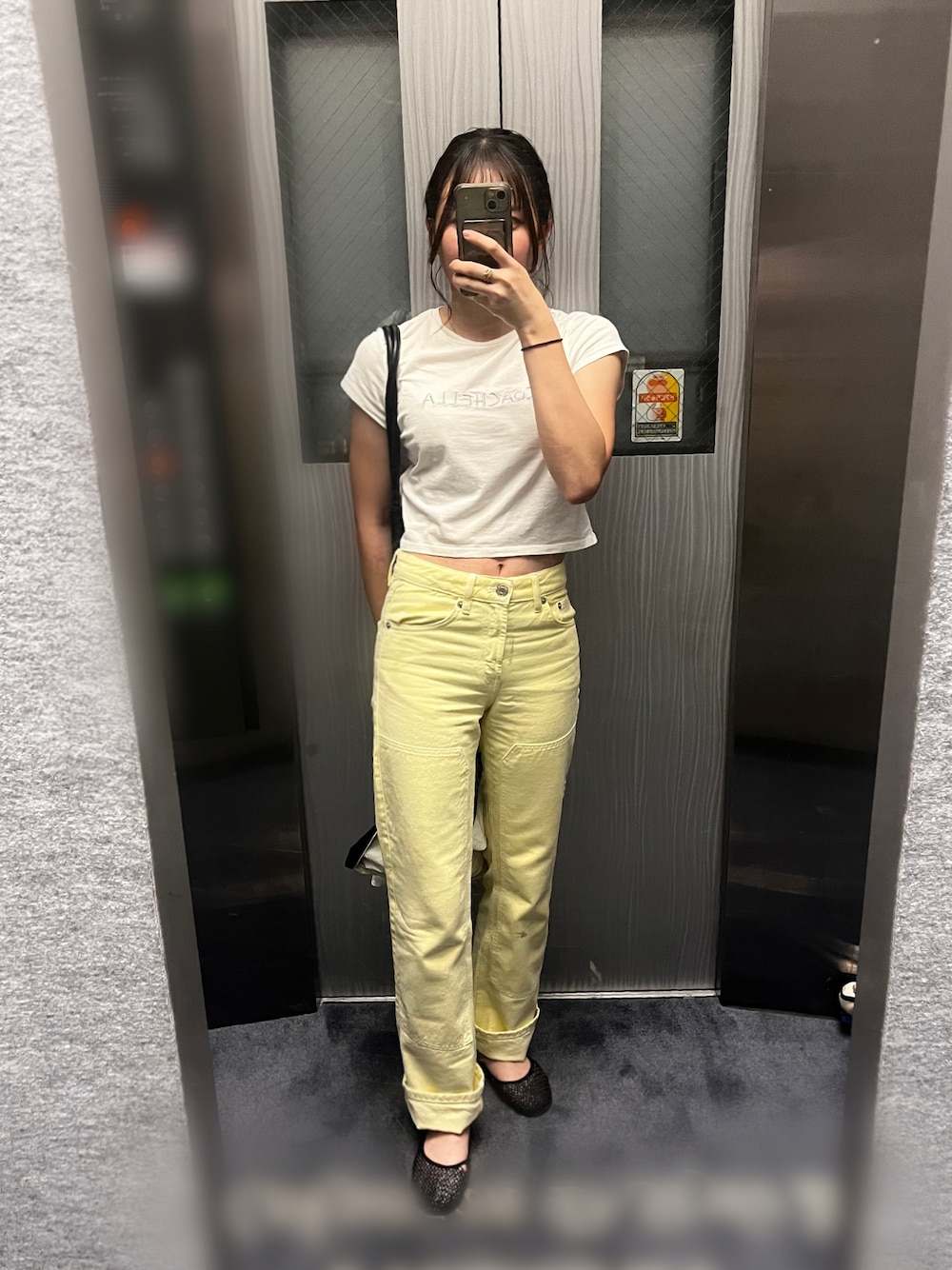 「ZARAのアイテム（デニムパンツ、イエロー系）」を使った、Sharonさん（レディース・162cm）の夏コーディネートの1枚目の写真