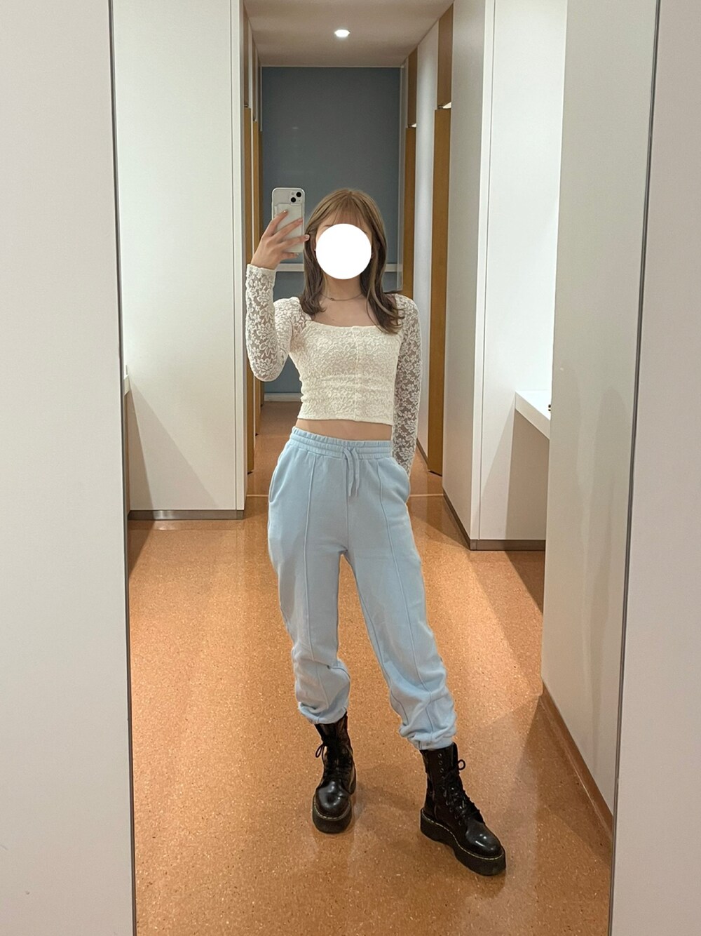 「WEGOのアイテム（スウェットパンツ、ブルー系）」を使った、Sharonさん（レディース・162cm）の春コーディネートの1枚目の写真