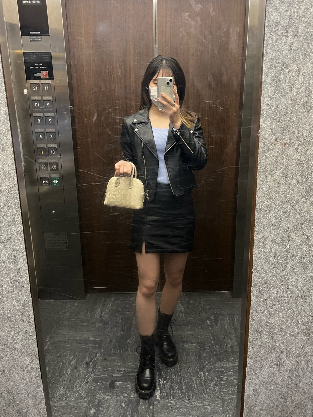 「minimum minimumのアイテム（ニット/セーター、ブルー系）」を使った、Sharonさん（レディース・162cm）の春コーディネートの1枚目の写真