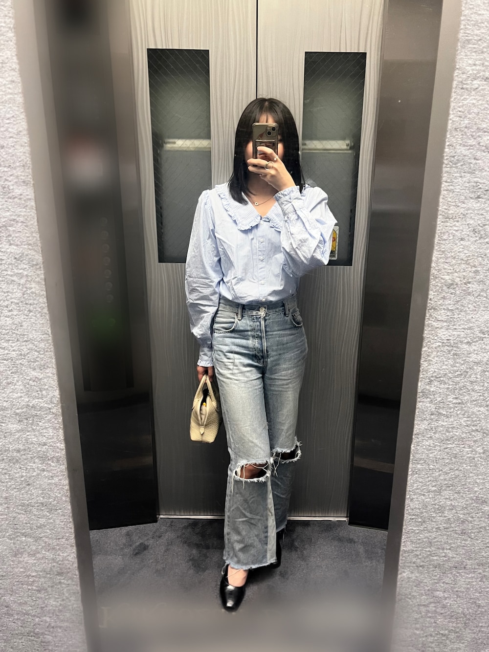 「SLYのALF REMAKE JW FLARE ANKLE-C ジャストウエストフレアデニム（デニムパンツ、ブルー系）」を使った、Sharonさん（レディース・162cm）の秋コーディネートの1枚目の写真