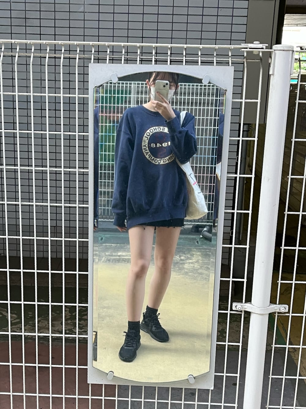 「古着のアイテム（スウェット、ブルー系）」を使った、Sharonさん（レディース・162cm）の春コーディネートの1枚目の写真