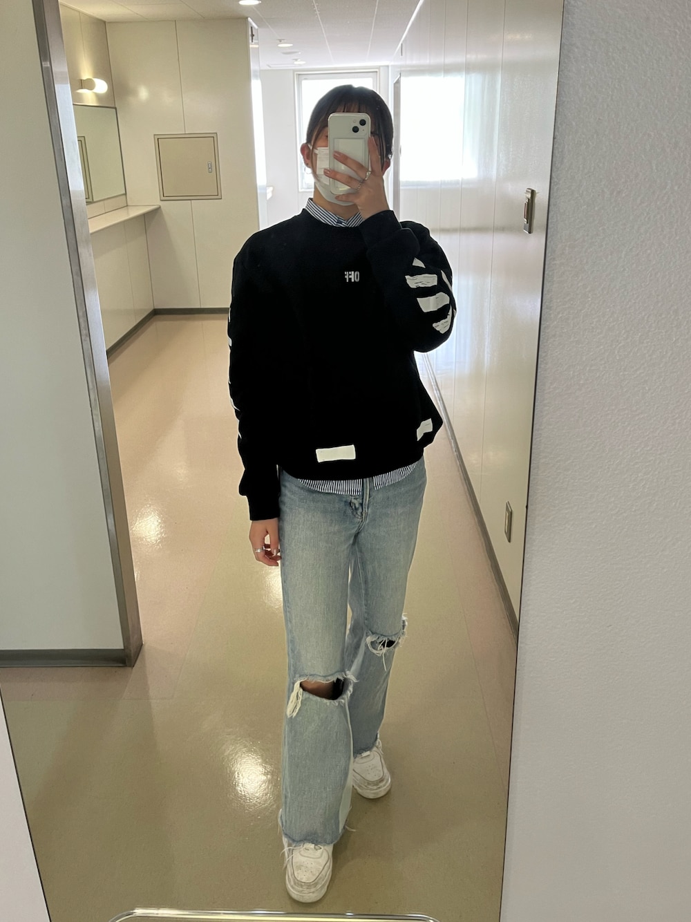 「off whiteのアイテム（スウェット、ブラック系）」を使った、Sharonさん（レディース・162cm）の春コーディネートの1枚目の写真