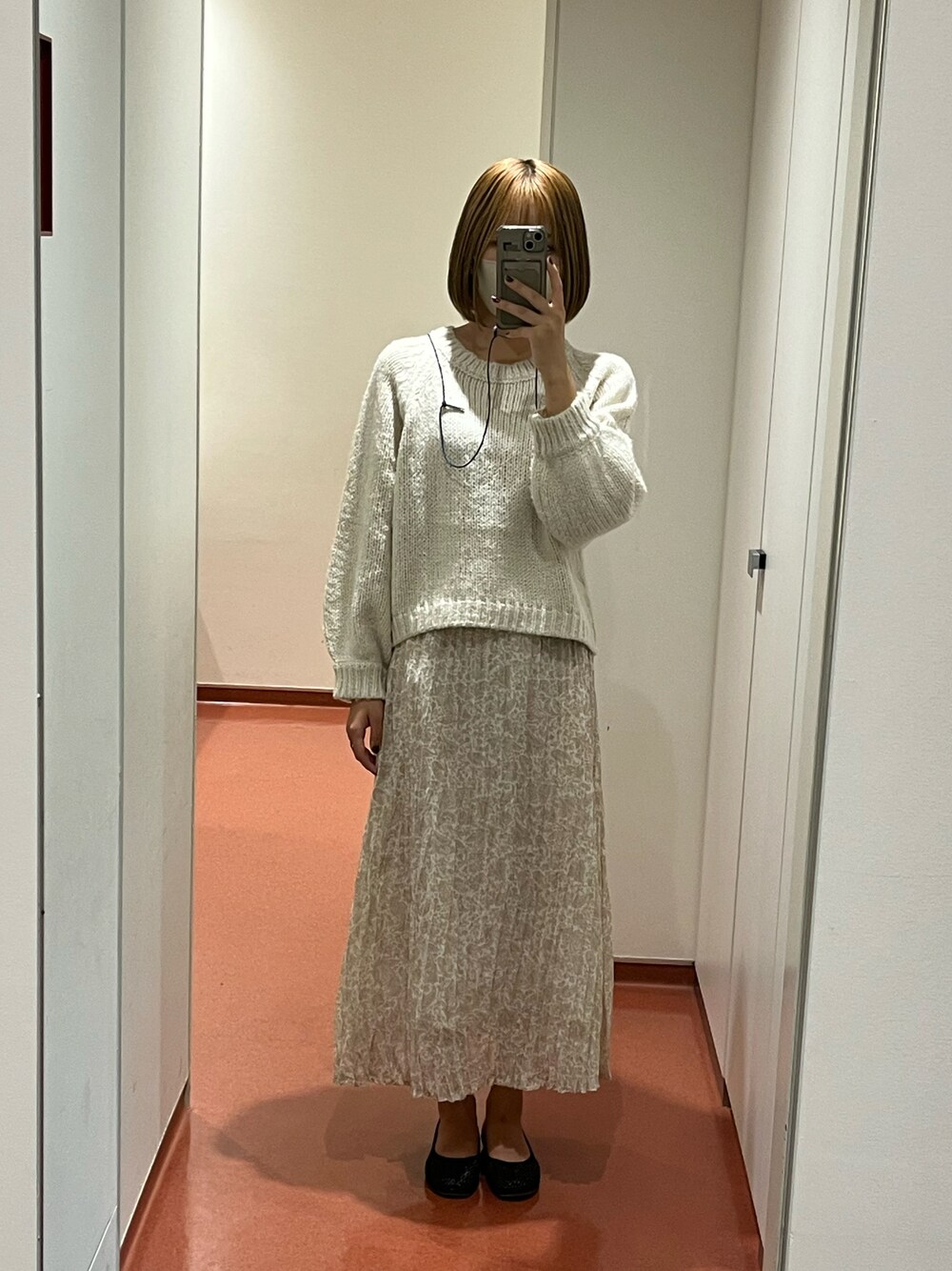 「earth music&ecologyのアイテム（スカート、その他）」を使った、Sharonさん（レディース・162cm）の秋コーディネートの1枚目の写真
