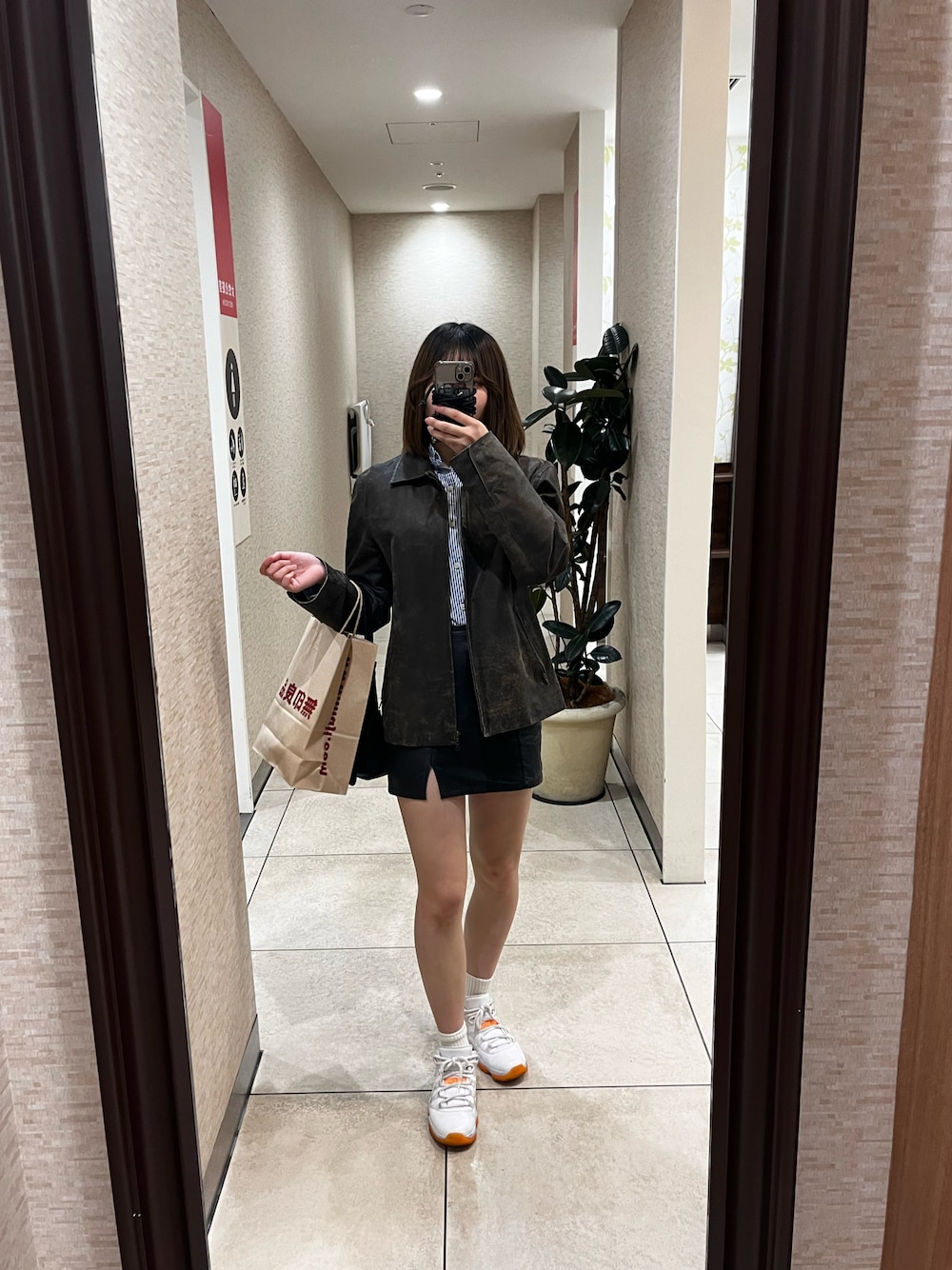 「FOREVER 21のアイテム（スカート、ブラック系）」を使った、Sharonさん（レディース・162cm）の春コーディネートの1枚目の写真