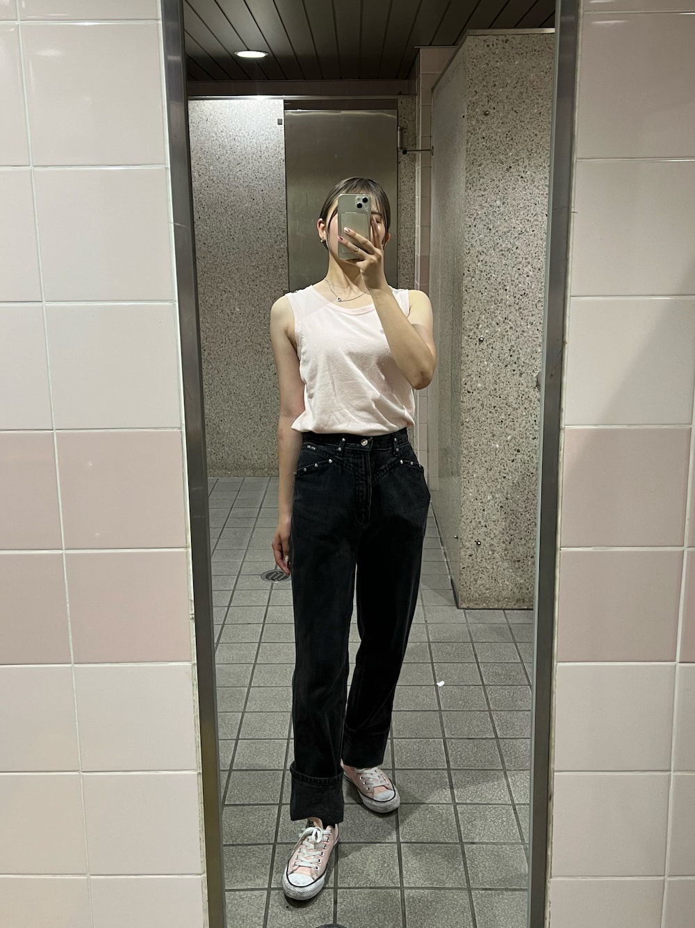 「古着のアイテム（デニムパンツ、ブラック系）」を使った、Sharonさん（レディース・162cm）の夏コーディネートの1枚目の写真