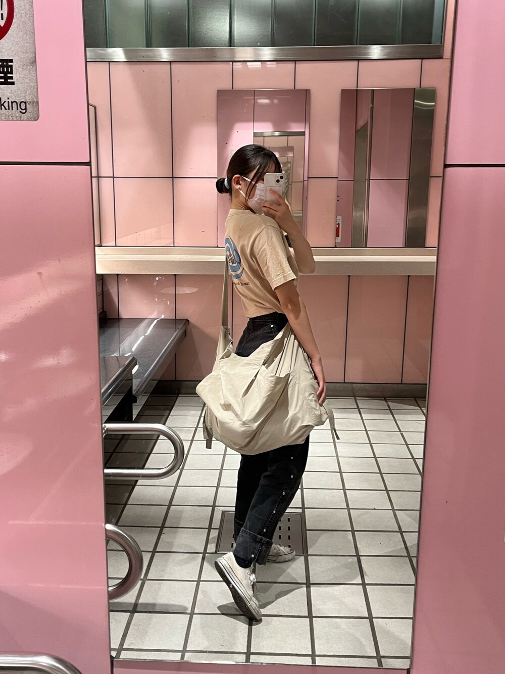 「古着のアイテム（Tシャツ/カットソー、ベージュ系）」を使った、Sharonさん（レディース・162cm）の春コーディネートの1枚目の写真