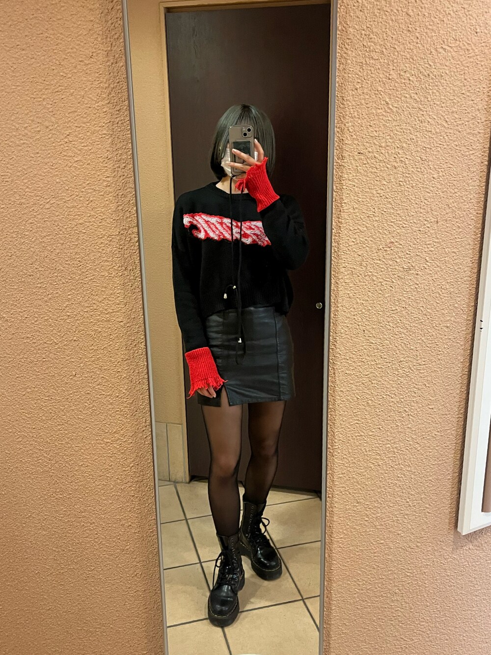 「FOREVER 21のアイテム（スカート、ブラック系）」を使った、Sharonさん（レディース・162cm）の冬コーディネートの1枚目の写真