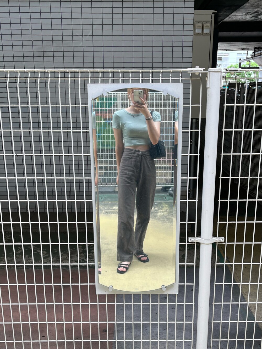 「ZARAのアイテム（Tシャツ/カットソー、グリーン系）」を使った、Sharonさん（レディース・162cm）の夏コーディネートの1枚目の写真