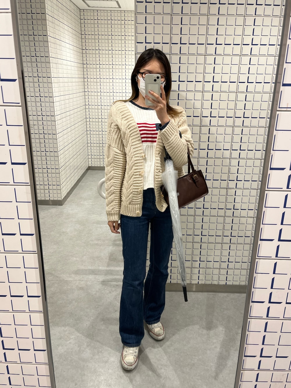 「GUのアイテム（デニムパンツ、ブルー系）」を使った、Sharonさん（レディース・162cm）の春コーディネートの1枚目の写真
