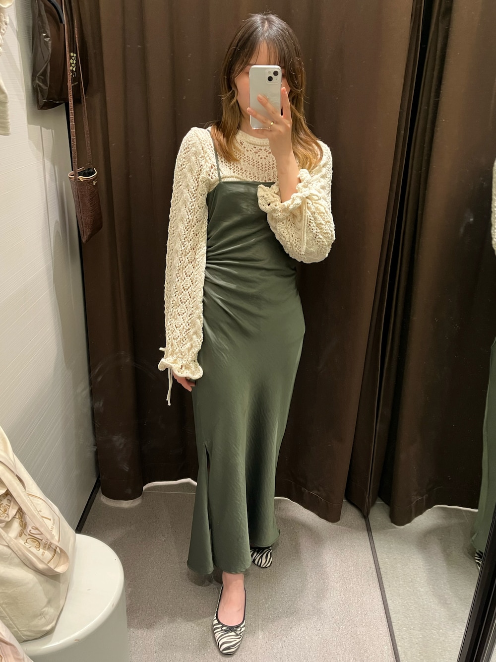 「ZARAのアイテム（ワンピース、グリーン系）」を使った、Sharonさん（レディース・162cm）の春コーディネートの1枚目の写真
