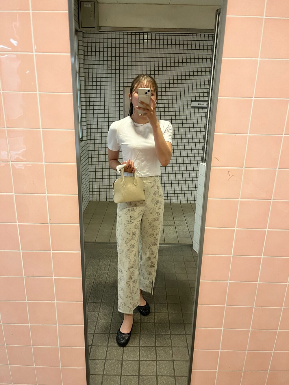 「ZARAのアイテム（Tシャツ/カットソー、ホワイト系）」を使った、Sharonさん（レディース・162cm）の夏コーディネートの1枚目の写真