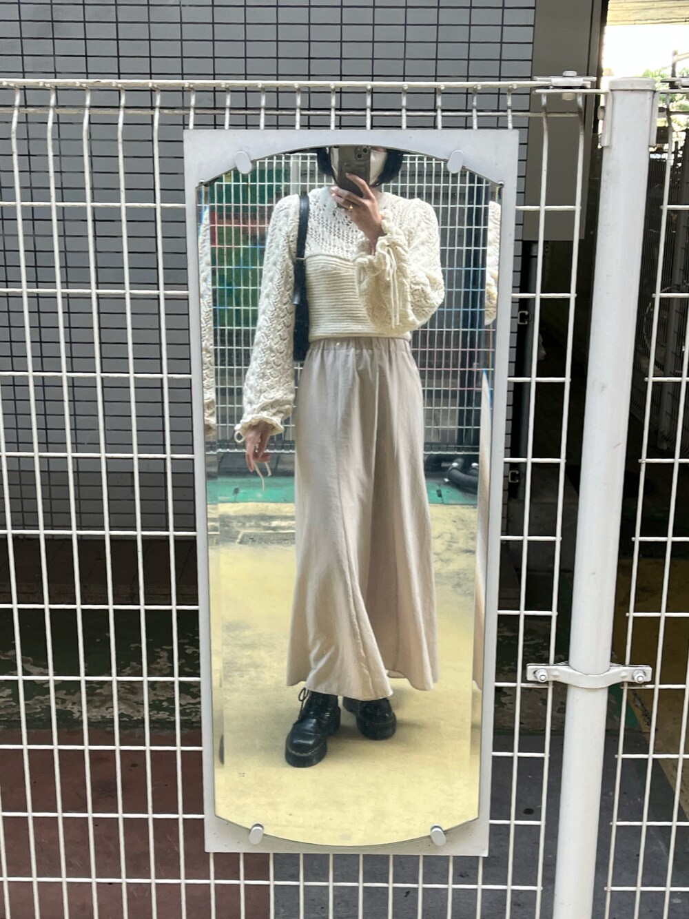「earth music&ecologyのアイテム（スカート、ベージュ系）」を使った、Sharonさん（レディース・162cm）の秋コーディネートの1枚目の写真