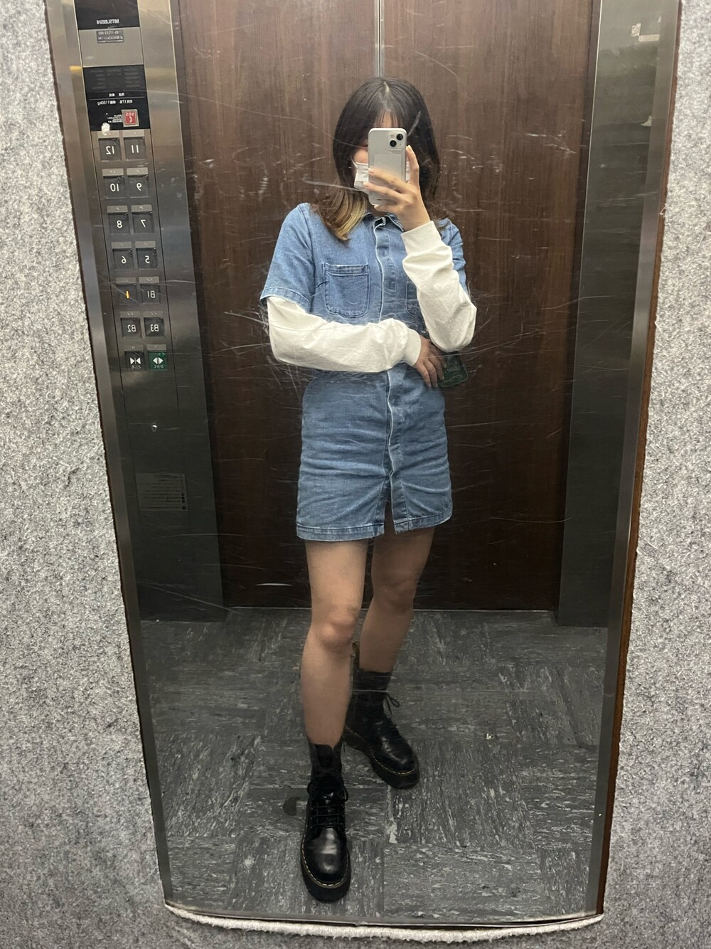「Dr. MartensのDr. Martens Jadon Hi 10-Eye Boot（ブーツ、ブラック系）」を使った、Sharonさん（レディース・162cm）の春コーディネートの1枚目の写真
