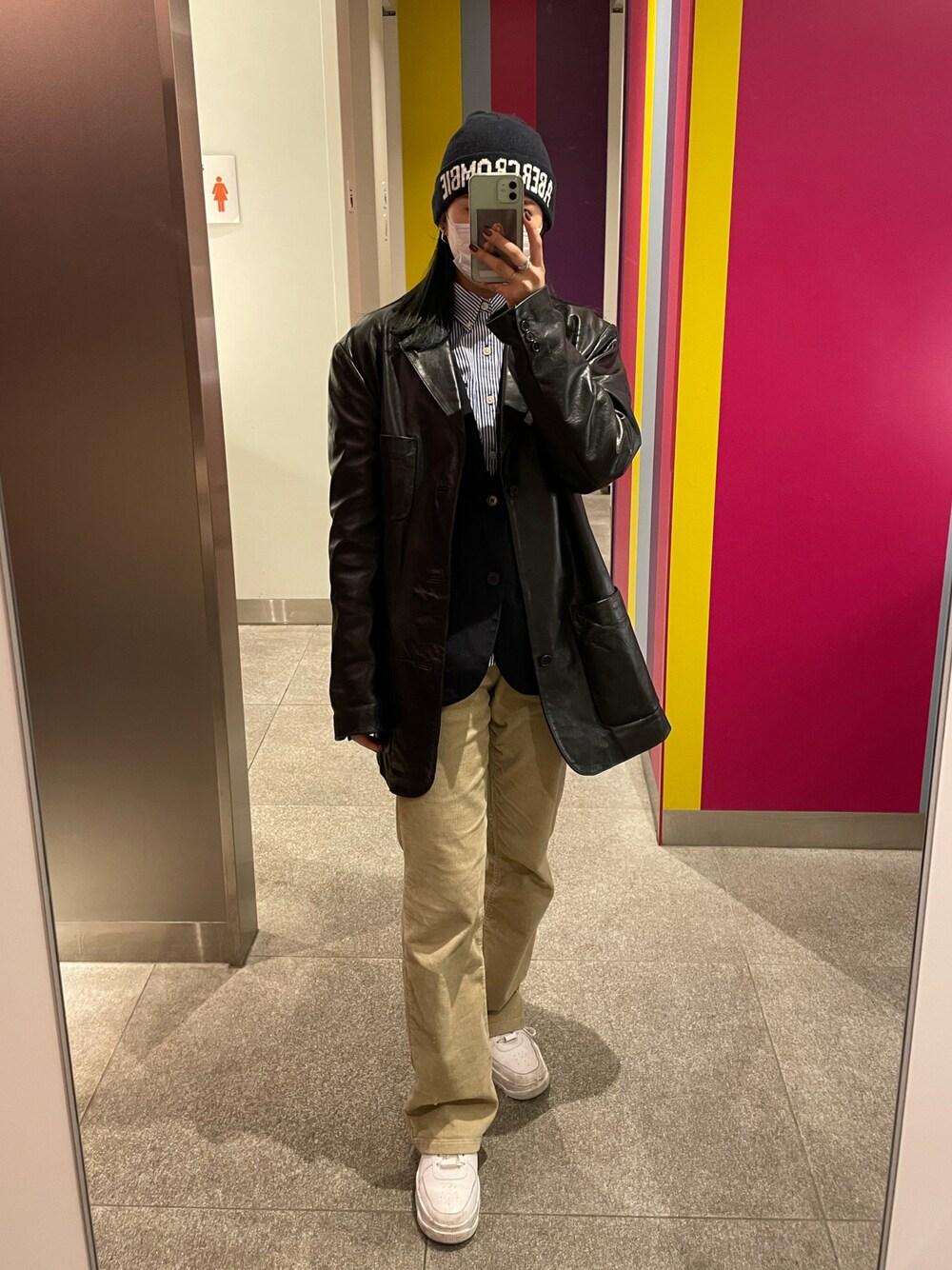 「RALPH LAURENのアイテム（パンツ、ベージュ系）」を使った、Sharonさん（レディース・162cm）の冬コーディネートの1枚目の写真