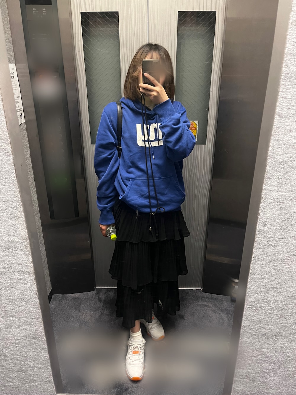 「Jordanのアイテム（スニーカー、ホワイト系）」を使った、Sharonさん（レディース・162cm）の春コーディネートの1枚目の写真