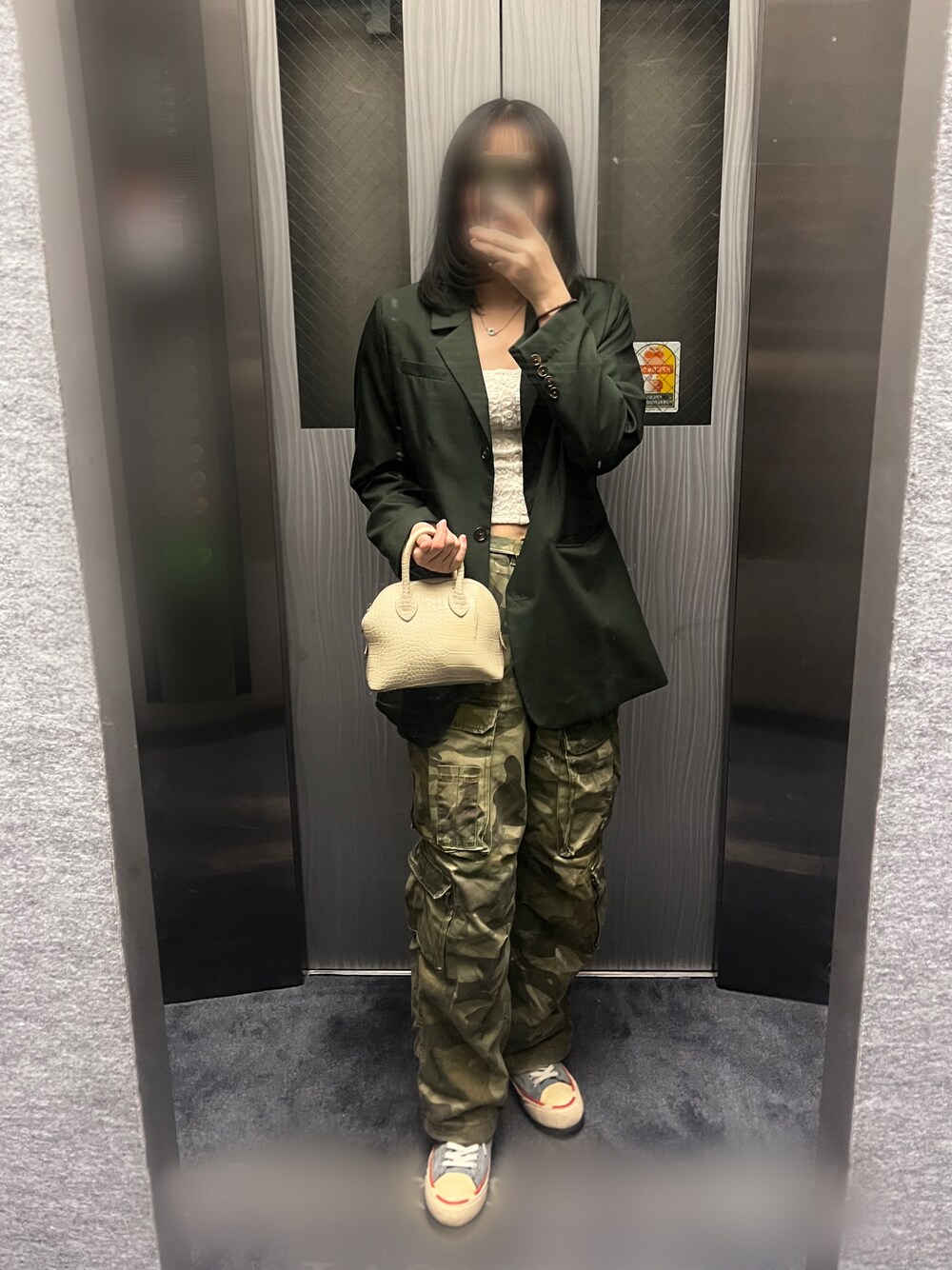 「古着のアイテム（カーゴパンツ、グリーン系）」を使った、Sharonさん（レディース・162cm）の秋コーディネートの1枚目の写真
