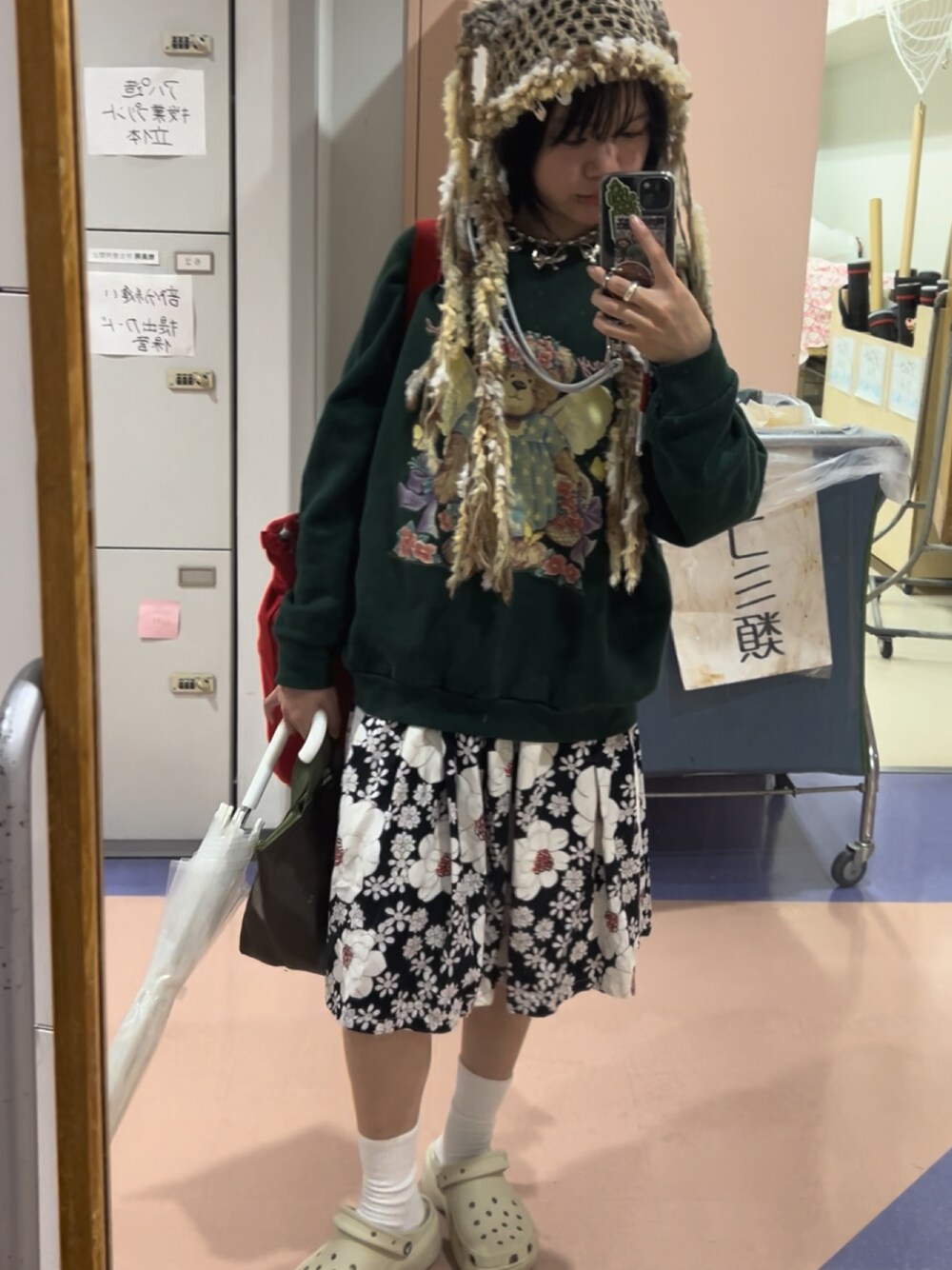 「秋っぽコーデ更新中、古着MIX、秋服、秋カラー、古着コーデ、スカートスタイル」｜「crocsの《crocs》ｸﾛｯｸｽ ｸﾗｼｯｸﾌﾟﾗｯﾄﾌｫｰﾑｸﾛｯｸﾞｳｨﾒﾝ（サンダル、ベージュ系）」を使った、nozomiさん（レディース・155cm）の秋コーディネートの1枚目の写真