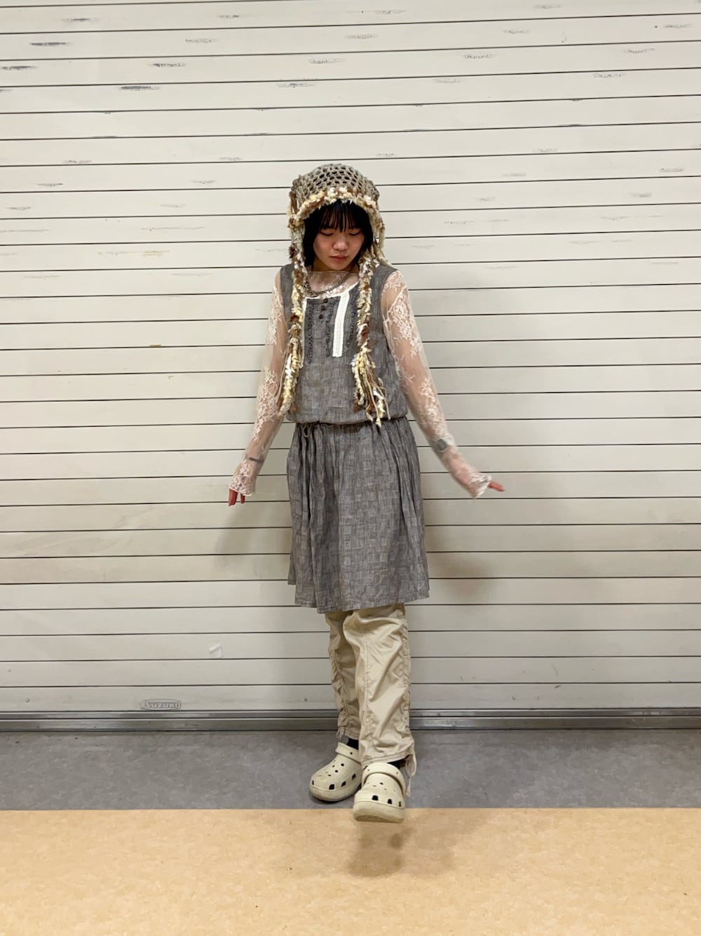 「秋っぽコーデ更新中、古着MIX、淡色コーデ、低身長コーデ、レイヤードスタイル、ラフコーデ、古着好きな人と繋がりたい」｜「crocsの《crocs》ｸﾛｯｸｽ ｸﾗｼｯｸﾌﾟﾗｯﾄﾌｫｰﾑｸﾛｯｸﾞｳｨﾒﾝ（サンダル、ベージュ系）」を使った、nozomiさん（レディース・155cm）の秋コーディネートの1枚目の写真