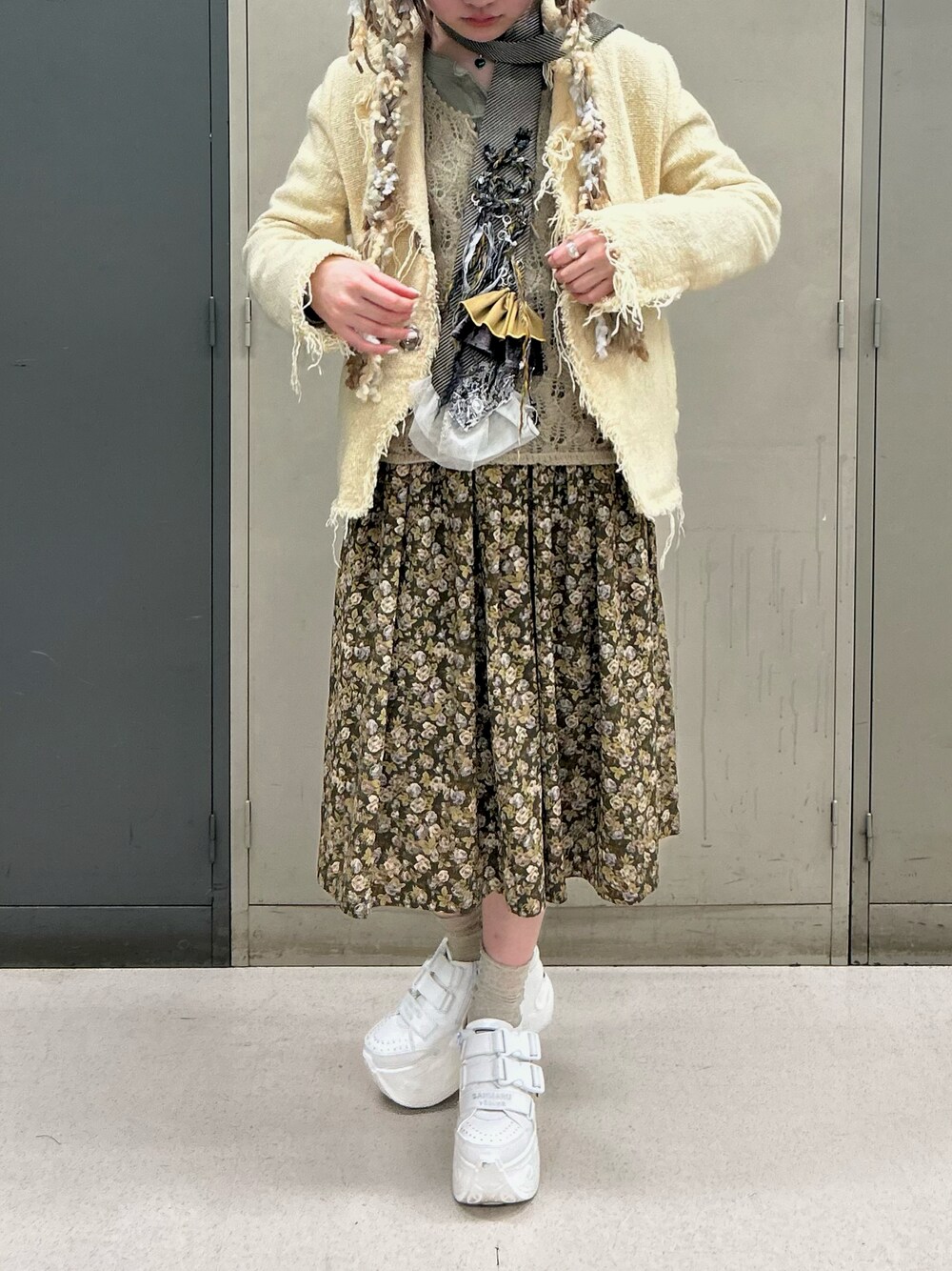 「古着MIX、古着コーデ、グランジ、低身長コーデ、春服、ネクタイ」｜「YOSUKEの＠***「YOSUKE/ヨースケ」厚底スニーカー（スニーカー、ホワイト系）」を使った、nozomiさん（レディース・155cm）の春コーディネートの1枚目の写真