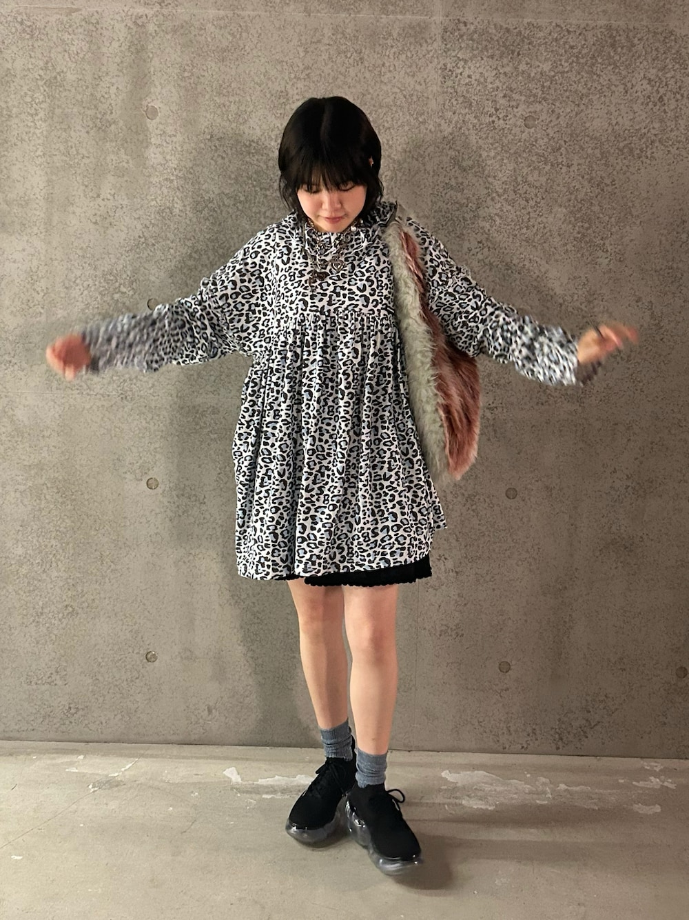 「最近のいい感じコーデ、ワンヒース、レオパード、ブルーコーデ、ファーバッグ、little sunny bite、igi、古着MIX、古着コーデ」｜「groundsの【grounds/グラウンズ】moopie　BLACK x CLEAR / ムーピーブラッククリア（スニーカー、ブラック系）」を使った、nozomiさん（レディース・155cm）の秋コーディネートの1枚目の写真