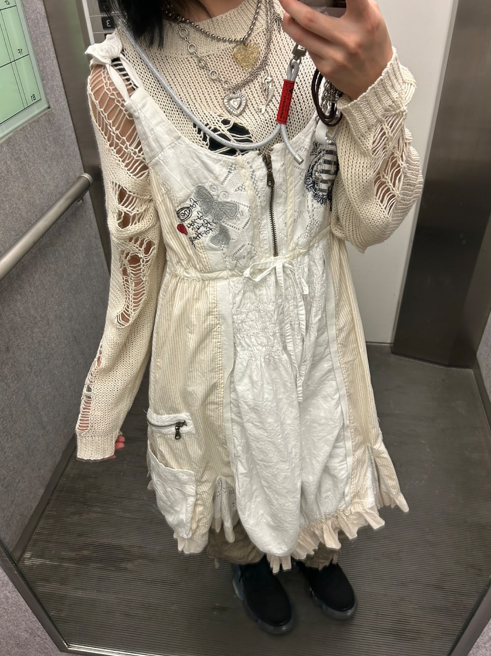 「秋っぽコーデ更新中、古着MIX、秋服、ダメージニット、レイヤードスタイル」｜「groundsの【grounds/グラウンズ】moopie　BLACK x CLEAR / ムーピーブラッククリア（スニーカー、ブラック系）」を使った、nozomiさん（レディース・155cm）の秋コーディネートの1枚目の写真